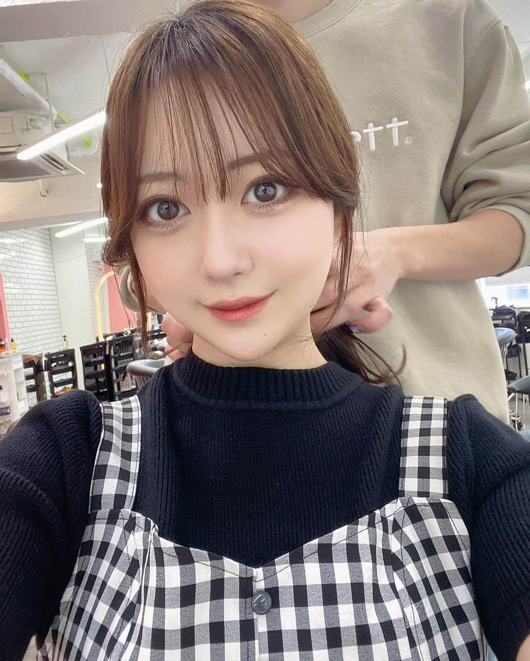 のインスタグラム：「久しぶりに早朝からサロモした日😌 早起きして出社したらなんか一日快適だった〜〜🌞  スライド☞  ✔️TIRTIR MASK FIT AURA CUSHION  TIRTIRの人気マスクフィットシリーズの新商品🤍 肌本来のような自然なツヤ感ある仕上がりで 72時間という驚異の持続力👏  動物性原料を排除して作られてるから、 刺激を気にせず何度でもお直しできちゃうところも🙆‍♀️  #TIRTIR #マスクフィットオーラクッション #sponsored  #最強ベース #マスクフィット #マスクフィットシリーズ」