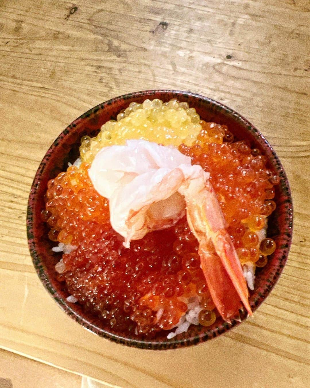 中城あすかさんのインスタグラム写真 - (中城あすかInstagram)「今日のランチはいくらの食べ比べ丼を✨  4色丼にしてみました！  ・鱒いくら(紅鱒) ・黄金いくら(尺ヤマメorヤマメ) ・上いくら(シロサケ産卵初期or後期) ・紅鮭いくら  この4種類のいくらに、サービスで私と姉に上いくらの産卵初期と後期で違う種類を用意してくれて半分ずつ分けたので、5色丼で頂きました😊  初期は柔らかくて、後期は大粒で歯応えのある食感でした！  赤エビとネギトロも追加して🤤  〆に卵かけご飯が付いて3種類の卵から選べるのですが、米艶といって色の薄い卵にしました！  北海道産のお米を食べて育った事で、黄身が淡黄色になるそうです！  甘さがあり濃厚で美味しかったです🥚  トッピングで追加したわさび味のみどりのとびっ子も珍しかった💚  奥のは姉がお腹いっぱいで小さいサイズにしてもらったミニTKG🤏  お昼から贅沢でした〜🥹 . . . . . #いくら丼 #いくら食べ比べ #波の #海鮮丼 #いくら #４色丼 #自由が丘 #ランチ #海鮮 #波の自由が丘」4月5日 22時50分 - asukanakajo