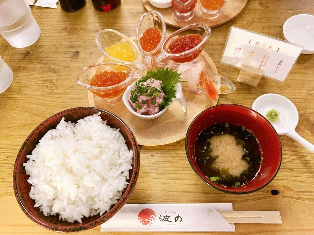 中城あすかさんのインスタグラム写真 - (中城あすかInstagram)「今日のランチはいくらの食べ比べ丼を✨  4色丼にしてみました！  ・鱒いくら(紅鱒) ・黄金いくら(尺ヤマメorヤマメ) ・上いくら(シロサケ産卵初期or後期) ・紅鮭いくら  この4種類のいくらに、サービスで私と姉に上いくらの産卵初期と後期で違う種類を用意してくれて半分ずつ分けたので、5色丼で頂きました😊  初期は柔らかくて、後期は大粒で歯応えのある食感でした！  赤エビとネギトロも追加して🤤  〆に卵かけご飯が付いて3種類の卵から選べるのですが、米艶といって色の薄い卵にしました！  北海道産のお米を食べて育った事で、黄身が淡黄色になるそうです！  甘さがあり濃厚で美味しかったです🥚  トッピングで追加したわさび味のみどりのとびっ子も珍しかった💚  奥のは姉がお腹いっぱいで小さいサイズにしてもらったミニTKG🤏  お昼から贅沢でした〜🥹 . . . . . #いくら丼 #いくら食べ比べ #波の #海鮮丼 #いくら #４色丼 #自由が丘 #ランチ #海鮮 #波の自由が丘」4月5日 22時50分 - asukanakajo