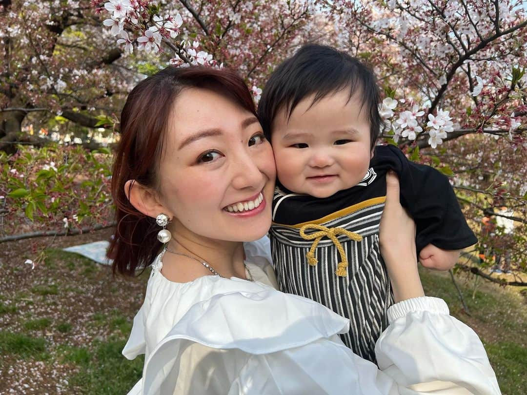 尻無浜冴美のインスタグラム：「桜✖️袴がマッチしてた😘🌸 葉桜になりかけてたけどまだ残っててギリギリお花見できてよかった☺️  パンダの家紋がたまらん🐼💕 草履みたいなソックス、裏も鯉のぼりデザインになっててかわいい♪  #新米ママ  #新米ママと繋がりたい  #男の子ママ  #男の子ベビー  #生後5ヶ月  #初節句  #お花見  #袴ロンパース  #zooland  #pr  #アメブロ  #ブロガー」