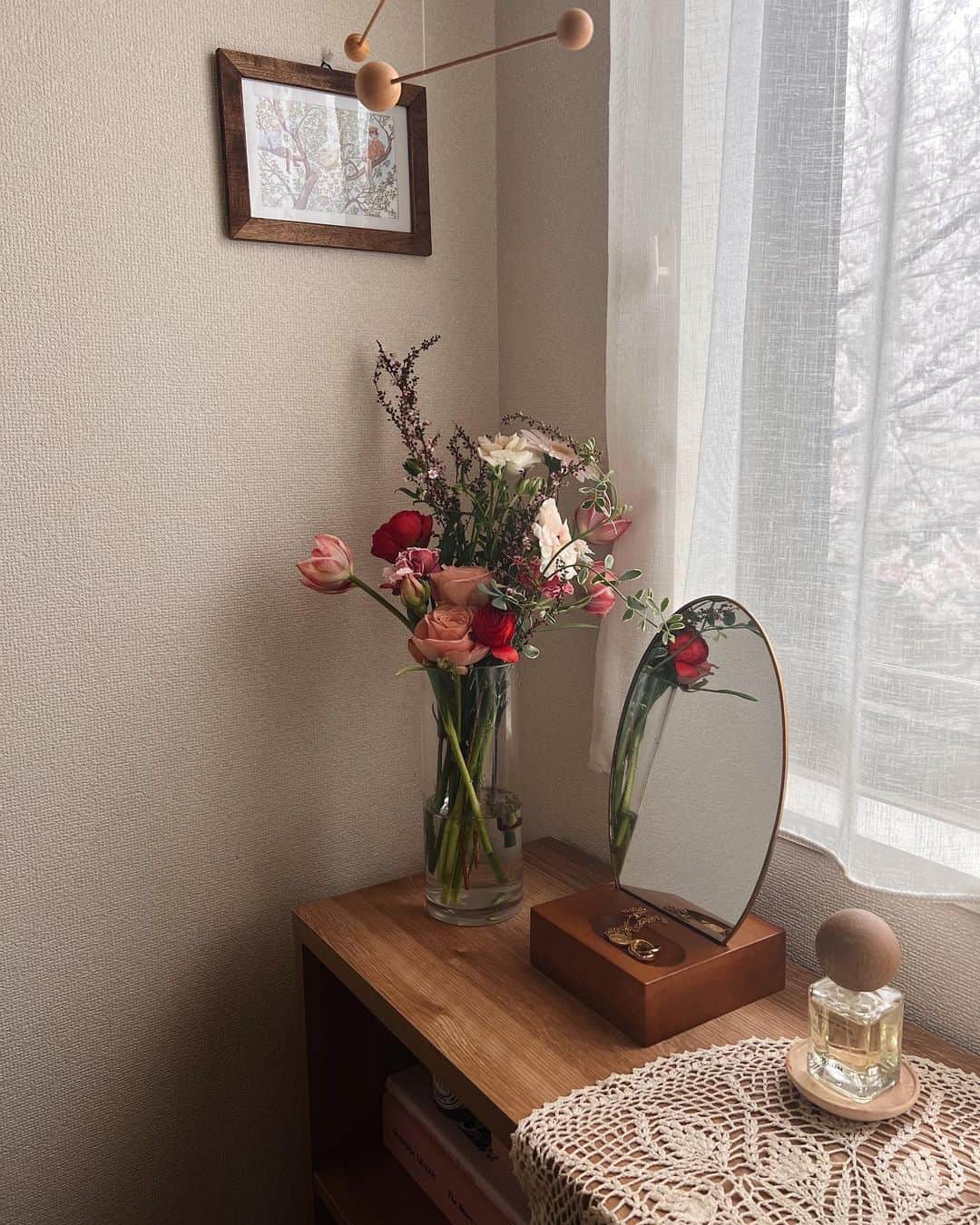 菅谷梨沙子さんのインスタグラム写真 - (菅谷梨沙子Instagram)「お友達からもらったお花がまだまだ綺麗。  昨日は子供たちとパパからもお花をもらったので、今 我が家はお花でいっぱいなお部屋になっています💐  #お花のある暮らし」4月5日 22時52分 - risako_sugaya