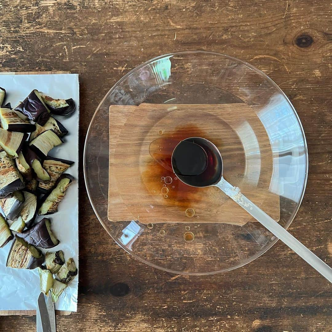 Tesshiさんのインスタグラム写真 - (TesshiInstagram)「なすの焼き浸し Grilled eggplant salad in dashi broth #yummy #homemade #healthy #eggplant #savory #おいしい #なす #茄子 #焼き浸し #いい匂い #サラダ #ホットサラダ #おつまみ #マカロニメイト #フーディーテーブル #手作り  茄子2本(魚焼きグリルかオーブントースターで素焼き)、だし汁1カップ、しょうゆ大1、みりん大1、ごま油大1/2〜、砂糖ひとつまみ、塩ひとつまみ〜、トッピングで生姜、大葉など 2 nasu eggplants, 1 cup dashi stock, 1 tbsp soy sauce, 1 tbsp mirin, 1/2~ tbsp sesame oil, a pinch of sugar, salt, ginger and shiso…」4月5日 22時52分 - tmytsm