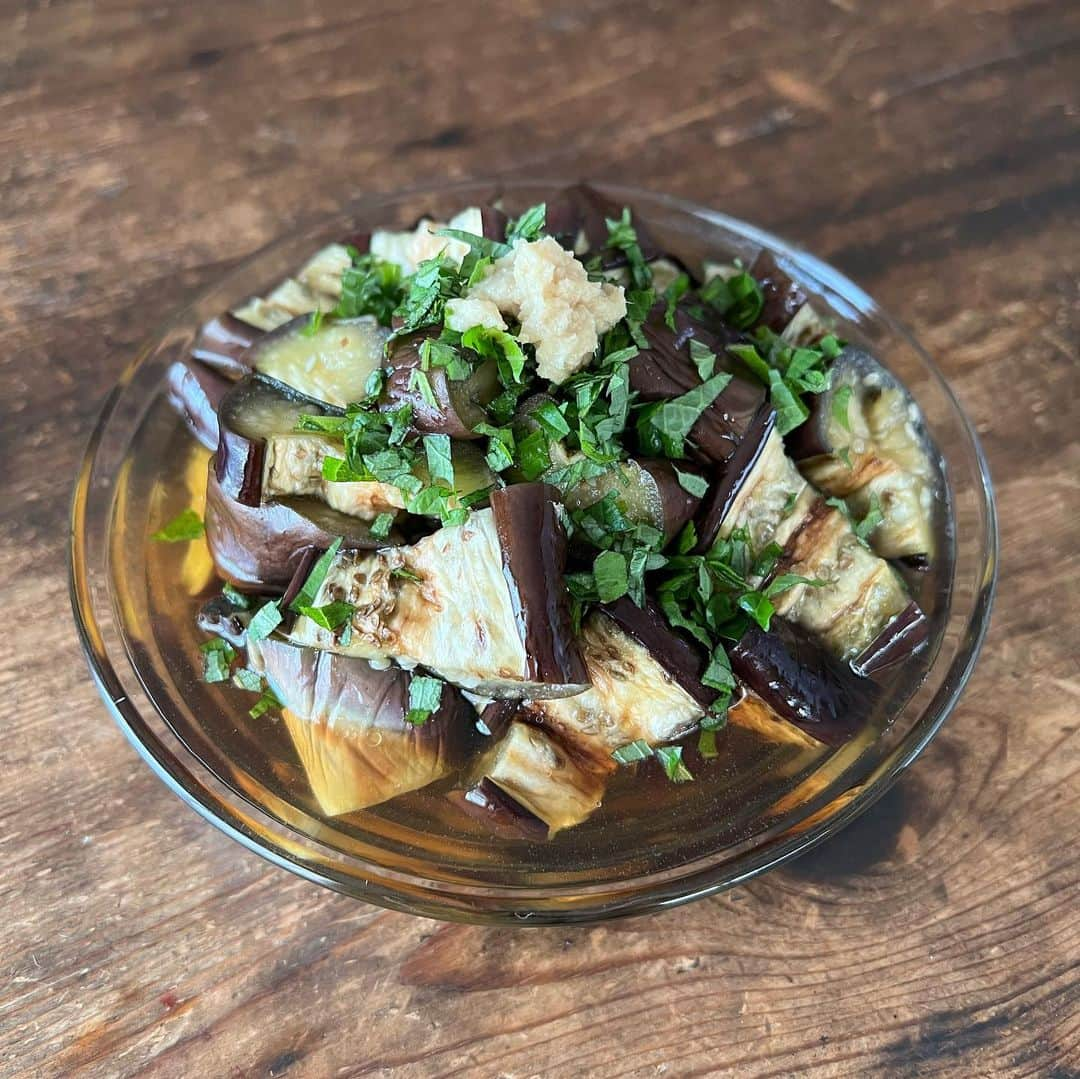 Tesshiさんのインスタグラム写真 - (TesshiInstagram)「なすの焼き浸し Grilled eggplant salad in dashi broth #yummy #homemade #healthy #eggplant #savory #おいしい #なす #茄子 #焼き浸し #いい匂い #サラダ #ホットサラダ #おつまみ #マカロニメイト #フーディーテーブル #手作り  茄子2本(魚焼きグリルかオーブントースターで素焼き)、だし汁1カップ、しょうゆ大1、みりん大1、ごま油大1/2〜、砂糖ひとつまみ、塩ひとつまみ〜、トッピングで生姜、大葉など 2 nasu eggplants, 1 cup dashi stock, 1 tbsp soy sauce, 1 tbsp mirin, 1/2~ tbsp sesame oil, a pinch of sugar, salt, ginger and shiso…」4月5日 22時52分 - tmytsm