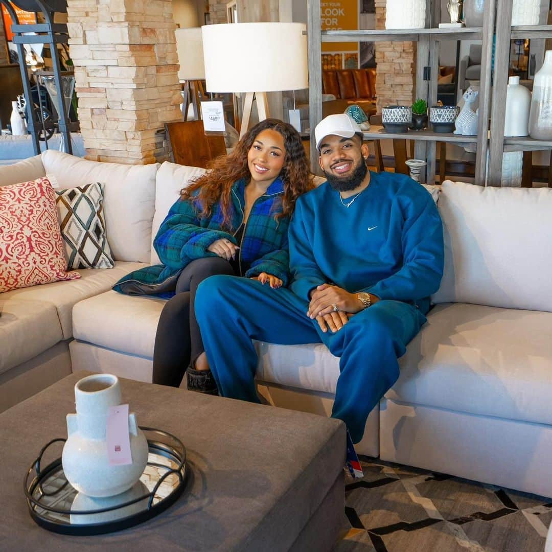 カール＝アンソニー・タウンズのインスタグラム：「Recently visited @slumberland_furniture to help furnish my Minnesota home. Thanks for getting us right and making the house look great! #slumberlandfurniture #slumberlandstyle #ad」