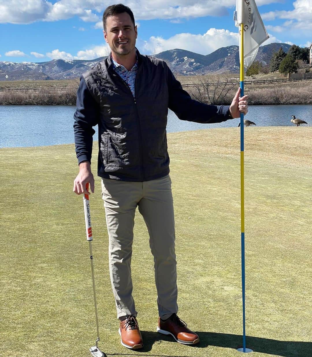 ベン・ヒギンズさんのインスタグラム写真 - (ベン・ヒギンズInstagram)「Spring is in the air, which can only mean one thing. We are back in business for my favorite season - golf season 😎  If you’ve followed me for any period of time, you know that one of my truest loves in life is golf. Lucky for me, @johnstonmurphy is elevating my golf experience with these waterproof golf shoes that have temperature regulating technology! They cool when it’s warm, and warm when it’s cool. It’s my favorite feature with these shoes - apart from making me look really stylish on the course! ⛳️」4月5日 22時59分 - higgins.ben