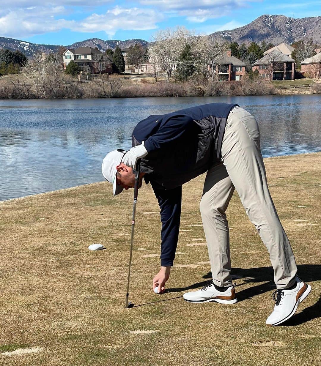 ベン・ヒギンズさんのインスタグラム写真 - (ベン・ヒギンズInstagram)「Spring is in the air, which can only mean one thing. We are back in business for my favorite season - golf season 😎  If you’ve followed me for any period of time, you know that one of my truest loves in life is golf. Lucky for me, @johnstonmurphy is elevating my golf experience with these waterproof golf shoes that have temperature regulating technology! They cool when it’s warm, and warm when it’s cool. It’s my favorite feature with these shoes - apart from making me look really stylish on the course! ⛳️」4月5日 22時59分 - higgins.ben