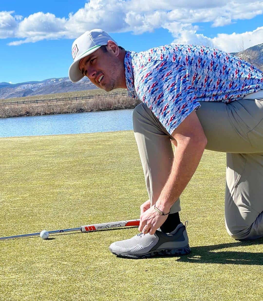 ベン・ヒギンズさんのインスタグラム写真 - (ベン・ヒギンズInstagram)「Spring is in the air, which can only mean one thing. We are back in business for my favorite season - golf season 😎  If you’ve followed me for any period of time, you know that one of my truest loves in life is golf. Lucky for me, @johnstonmurphy is elevating my golf experience with these waterproof golf shoes that have temperature regulating technology! They cool when it’s warm, and warm when it’s cool. It’s my favorite feature with these shoes - apart from making me look really stylish on the course! ⛳️」4月5日 22時59分 - higgins.ben