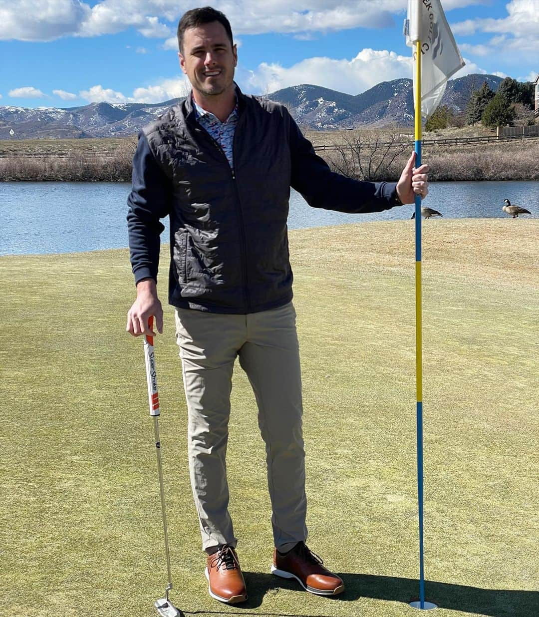 ベン・ヒギンズのインスタグラム：「Spring is in the air, which can only mean one thing. We are back in business for my favorite season - golf season 😎  If you’ve followed me for any period of time, you know that one of my truest loves in life is golf. Lucky for me, @johnstonmurphy is elevating my golf experience with these waterproof golf shoes that have temperature regulating technology! They cool when it’s warm, and warm when it’s cool. It’s my favorite feature with these shoes - apart from making me look really stylish on the course! ⛳️」