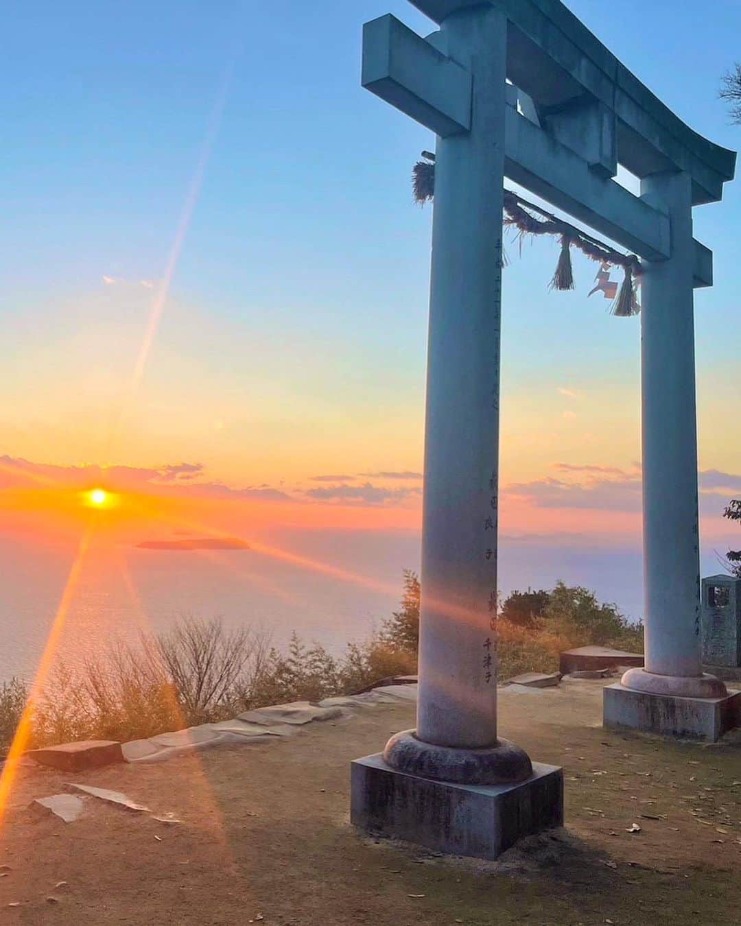 鷲巣綾乃のインスタグラム：「⛩✨☀️❤️  通りがかりで看板見て偶然行った場所🌱 夕日Timeばっちりのタイミングで最高でした💓💓 高いところ大好き！笑  #天空の鳥居#高屋神社#旅行#trip #四国旅行#香川旅行#香川県#神社巡り#旅行記録」