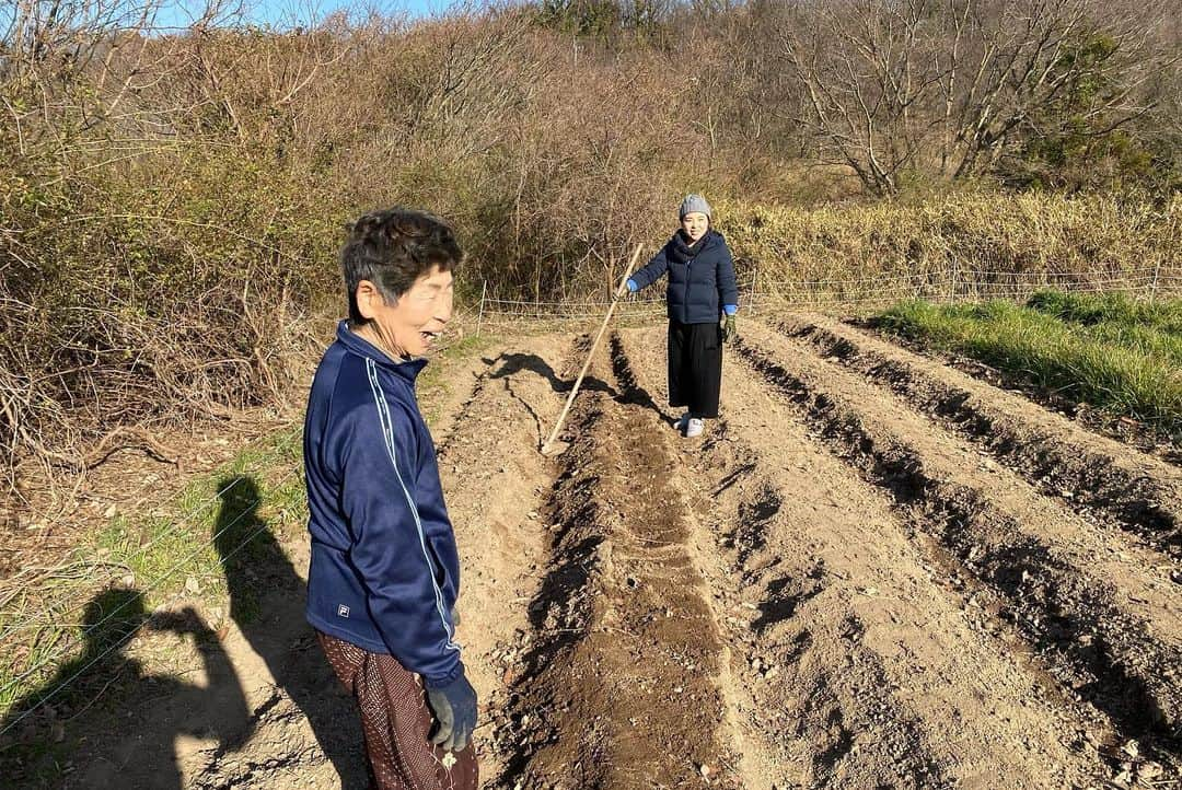 安間佐千さんのインスタグラム写真 - (安間佐千Instagram)「"ただいま"  小豆島で初登したあるルートをそう名付けた。どこか小豆島は、ただいま、と言いたくなる雰囲気がある。  ”ただいま”と言う時、それは包まれるように迎えられていることを知っていて、そこに私が帰ってきたことを伝えたいから、放つ言葉だと思う。そんな気持ちを伝える人がいることの幸せ。そんな場所を探していくことの大切さ。そんな気づきを、小豆島は僕に与えてくれています。  小豆島ドキュメンタリーも、残り20本を切りました。こんなに短期間でこれだけの方々に購入して頂き、ありがとうございます。増販や、YouTubeなどでアップされることはないので、興味のある方はぜひ！僕のInstagramプロフィールのURLから購入ページに飛べます。  @hibiki_miyazawa  @ue_climbing  @goukitahara  #ガッキーさん  @myk___0316  @sanaetojiro_cosmoinyukien  @shodoshima_olive_yh_good_stay  @shodoshima_nyan  @hirakukotabe  @nor.lys  @nekojarashi  @skya_cs_sports_tv  @cogworkscoltd  @climb.do」4月5日 23時00分 - sachiamma