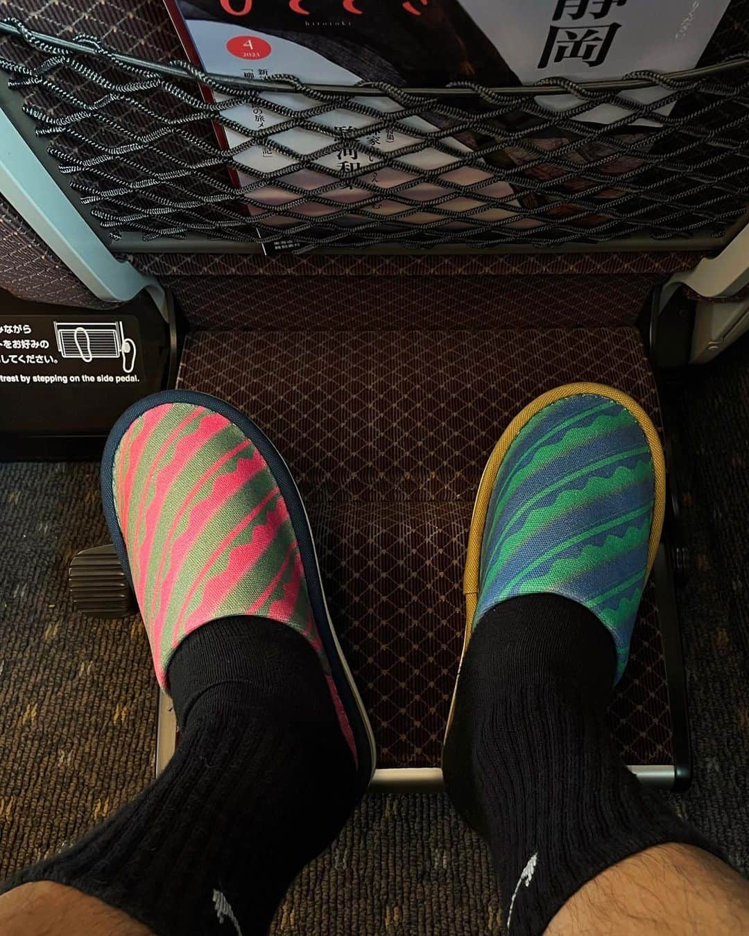 のインスタグラム：「Our very first slippers are arriving soon at @studiotheblueboy 🩴 Which one would you pick ?🍈💕💙🍵 ブルボからスリッパ出ますよ。ずーっと欲しかったスリッパ。 最初はアブストラクトなグラフィックでおしゃれにまとめようなんて思ってたけれど、昨今のデザインブームはどこもかしこも抽象的なカラーや形ばかり。 何となくの⚫︎や▪️|~|_とかのやつに、色は緩いトーンのコントラスト。 . 自分も数年前までそんな世界にハマって色々デザインしてたけれど、ゆるゆるもそろそろ飽きてきた！ 飽きない？どう？ . そんな考えも2022年後半から少しずつ出てきていたので2023年春コントラスト強めで線もはっきりとした計算された美しいデザインを意識し始めまして、、 そして、もっとディテール追求したい！ということで細かい柄にも沢山挑戦したいところ。 そう、もっとモダンでグラマーな感じね。 . スリッパのお話に戻すと、  グラデーションでウネウネと、直線が交わって、綺麗な等間隔のパターン。この抽象的そうに見えて、見えない、計算されたグラフィックが良いんだよね。  気になるお色味ですが…メンズも履いたらお洒落、可愛いピンクネオンにアーミーカラーのクールなカーキ色を。ピンクとカーキの彩度が全く違う2色が交わって見えるこのバランスが何とも最高。 ダークネイビーのパイピングがこの2色をしっかりと引き締めてまとめてくれる役割をしてます。 . そして、もう一方、ブルボのカラー、ロイヤルブルーにネオンフォレストグリーン。 攻めつつもきちんとまとまりがあって、パイピングにキャメル色が入ってくることでちゃんと柔らかさも出るね。  素材もさ、なんたって生地は厚手のキャンバスで、ヘタらない、このままお外に出かけたくなるような感じに仕上げられたよ。 . ラグの上でもいつだって足元は可愛くありたい☝️そんな想いからスリッパ作りました！ . どこに行っても可愛いスリッパ全然ないなー。 あっても少しフェミニン🤏とか、形が変とか、色が変とか、素材が変とか。とにかくスリッパって緩すぎる！ . そんなお悩みを解決したのがこちらのスリッパ💁‍♂️ 昨今のゆるふわ抽象的なデザインに飽きた方に是非手にしていただきたいスリッパ☝️ . さていかがでしょう、春を通り越して、ブルボの2023年夏🏄‍♂️🏄‍♀️」