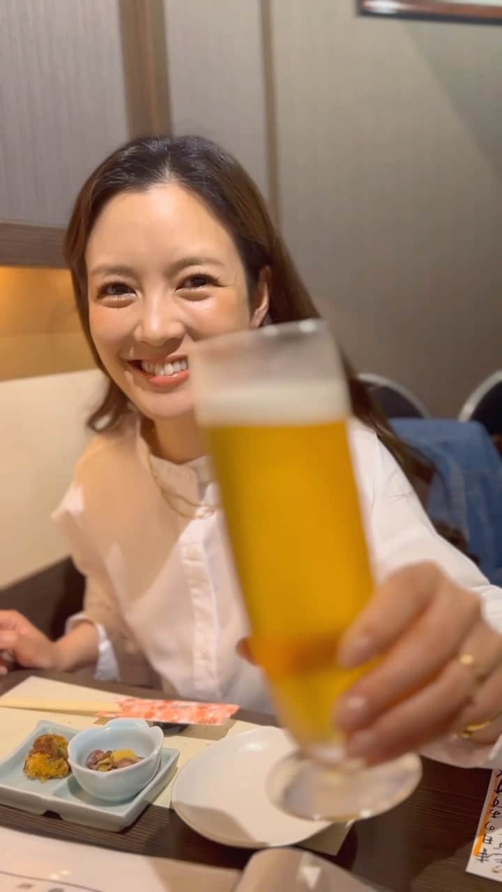 笹丘明里のインスタグラム：「. これ以上混んでほしくないから、 本当は誰にも教えたくない わたしの大好きなお店🤫🩷 . 麻布十番《魚oh貝》さん @azabugyokai . 一品一品が丁寧で繊細で 全て美味しくて 本当に絶品なんです🥹✨ わたしは、何かご褒美チャンスがあると いつも こちらに連れてきてもらいます🤤💋 . 新鮮な海鮮・お野菜・お肉の 和洋創作料理が楽しめると 有名なお店なので、 麻布十番で お店決めに困っている方には、 迷わず こちらをおすすめしています🍽️🌸 . みなさまも、ぜひ☺️🤍 . オーナー 保田さん @naoki.yasuda.0328 料理長 橘さん @tachibanataku いつもありがとうございます🙏✨ . そして、いつもお腹いーーーっぱい 食べさせてくれる 夫、 @okamoto_channel ありがとうありがとうありがとう😭🫶 . 🤍Necklace & Bracelet ▷ @thelimely 🤍 . #麻布十番 #麻布十番グルメ #麻布十番ディナー #azabu #azabujuban #魚oh貝 #ディナー #港区グルメ #港区ディナー #麻布 #dinner #海鮮 #野菜 #お肉大好き #お肉好きな人と繋がりたい #お肉料理 #海鮮料理 #絶品 #絶品グルメ #麻布十番デート #都内グルメ #都内デート #champagne #港区 #おしゃれディナー #東京グルメ #東京ディナー #お酒好きな人と繋がりたい #ruinart #シャンパン」