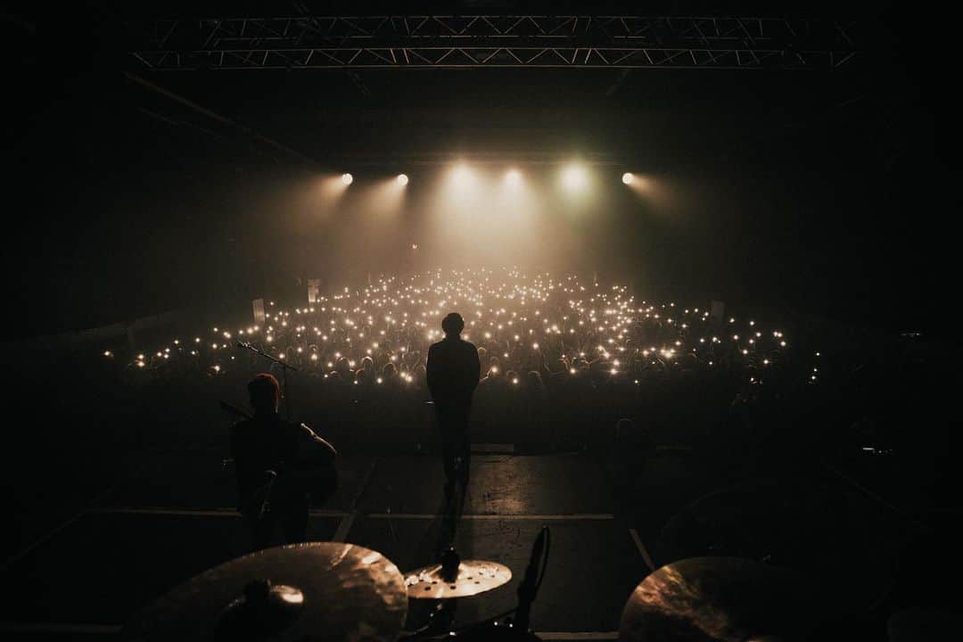 ニック・マーティンのインスタグラム：「Hello! I’ve been on a bit of a social break, but wanted to break the break and catch up on the last few weeks of my life. First, endless thanks to everyone who came out to a show on the EU/UK tour. I’m still coming down from that tour high. Glasgow went the fuck off on our final night. Extra special thanks to our amazing crew who absolutely crushed it day in and day out ❤️ We can’t wait to come back!  Already getting ready for our upcoming run in the US! Family Tree Tour is going to be real special. A few of the shows have sold out & there’s low ticket warnings all over the place. Can’t wait to see you all soon!  Lastly, after our last show in the UK, I flew to South Korea! I’ll be sharing more from my travels soon 🤘🏽  📸: @nickalausstafford」