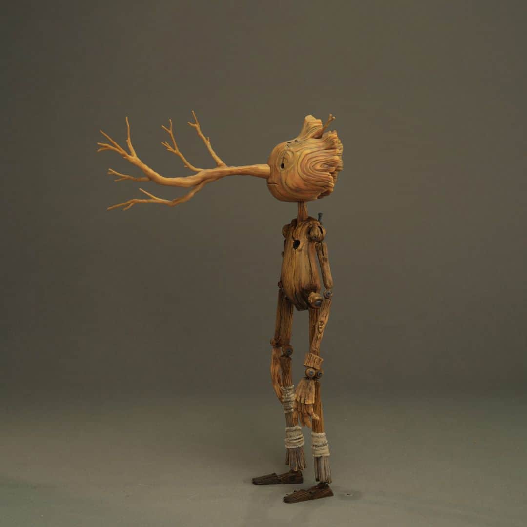 ニューヨーク近代美術館のインスタグラム：「Last chance! “Guillermo del Toro: Crafting Pinocchio” closes next Saturday, April 15.  Discover the craft and collaboration of Guillermo del Toro's Oscar award winning film @pinocchiomovie in this behind-the-scenes exhibition.  #MoMAMembers get a last look. Become a member today to see the exhibition through April 16.  🎟️ Link in bio to step into the world of the wooden boy!   — !Última oportunidad! "Guillermo del Toro: Crafting Pinocchio" cierra el próximo sábado 15 de abril.  Descubre el trabajo de diseño de la película de Guillermo del Toro @pinocchiomovie ganadora del Oscar, en esta exposición detrás de cámaras.  Los miembros de #MoMAM pueden visitarnos de nuevo. Hazte socio hoy para ver la exposición hasta el 16 de abril.  🎟️ ¡Enlace en la biografía para entrar en el mundo del niño de madera!  — Image courtesy Netflix」