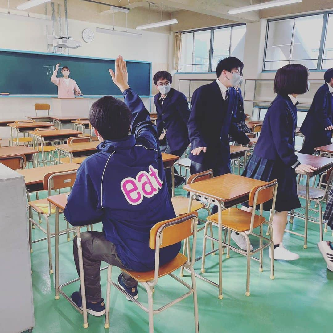 愛媛朝日テレビ アナウンサーさんのインスタグラム写真 - (愛媛朝日テレビ アナウンサーInstagram)「木曜深夜の【らぶちゅちゅ】は愛媛で頑張るZ世代応援企画 日本一の背中男 @koyamaginjiro さんをゲストにお迎えして#松山聖陵高校 を訪れました♪  eat愛媛朝日テレビtiktok部とginjiroさんアカウントを合わせた総再生回数は1000万回以上🎉🎉🎉 バズった動画の裏側に迫ります🫡愛媛の皆さま、是非ご覧ください　by愛媛の背中男 @jinjin_dc   #愛媛#愛媛朝日テレビ#コラボ #松山聖陵高校ダンス部#松山#聖陵#高校#ダンス部#ginjiro#背中男#dance」4月5日 23時04分 - eat_5ch