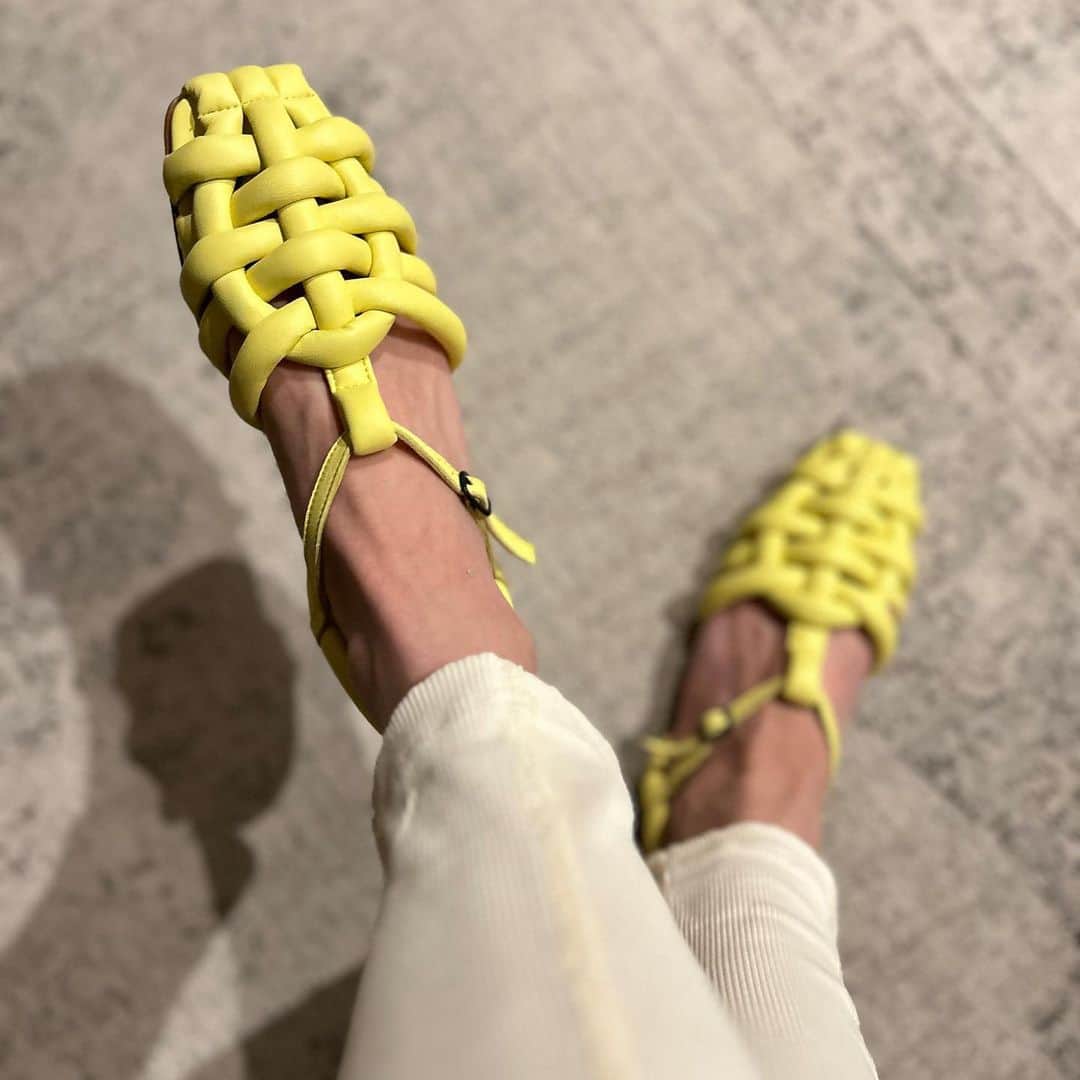 佐藤佳菜子さんのインスタグラム写真 - (佐藤佳菜子Instagram)「@hereu_jp から届いた レモン色の靴がかわいくて 部屋の中で 試し履きをする23:00  しかも、これは 履きやすい予感。 ふかふかで どこもかしこも 非常にソフトな肌あたり。  なんでだろう。 とうもろこしの マシュマロという言葉が いまあたまに浮かんできた🌽  なんでだろう。」4月5日 23時08分 - kanakosato1019
