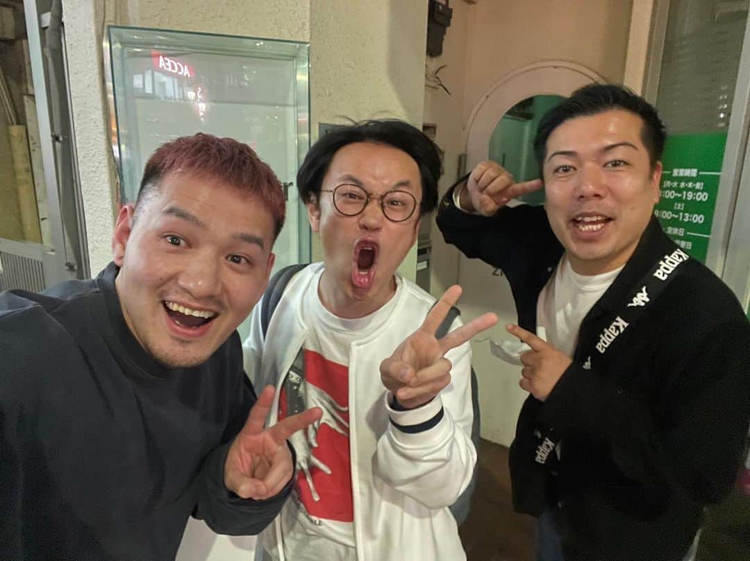 きむちゃんのインスタグラム：「幸せ。 これなのよ。 僕が芸人なって初めて出来た好きな後輩。東京行くまでずっーーと一緒におった。朝までロイヤルホストであーだこーだ知らないながらに芸を語りあった。 ZOOでも一緒にバイトしてました。 その後輩が海外でコメディやるって言って海外行きました！ お互い頑張ろうぜ！そういって別れて そこから四年振りくらいに会いました。 なんか変わってなかったなあ。 嬉しい。ここからしばらくは日本らしい。誘いまくろ。 そんな初めての後輩が左のコメ。 そして右が別府という後輩やけど年上の人。えっとえっと。 漫才おもろい！そういう人！ 東京に出てきた人！それが右の人！  #幸せ #左のコメ #右の別府 #歳をとるのも悪くない #そう思える日だった」