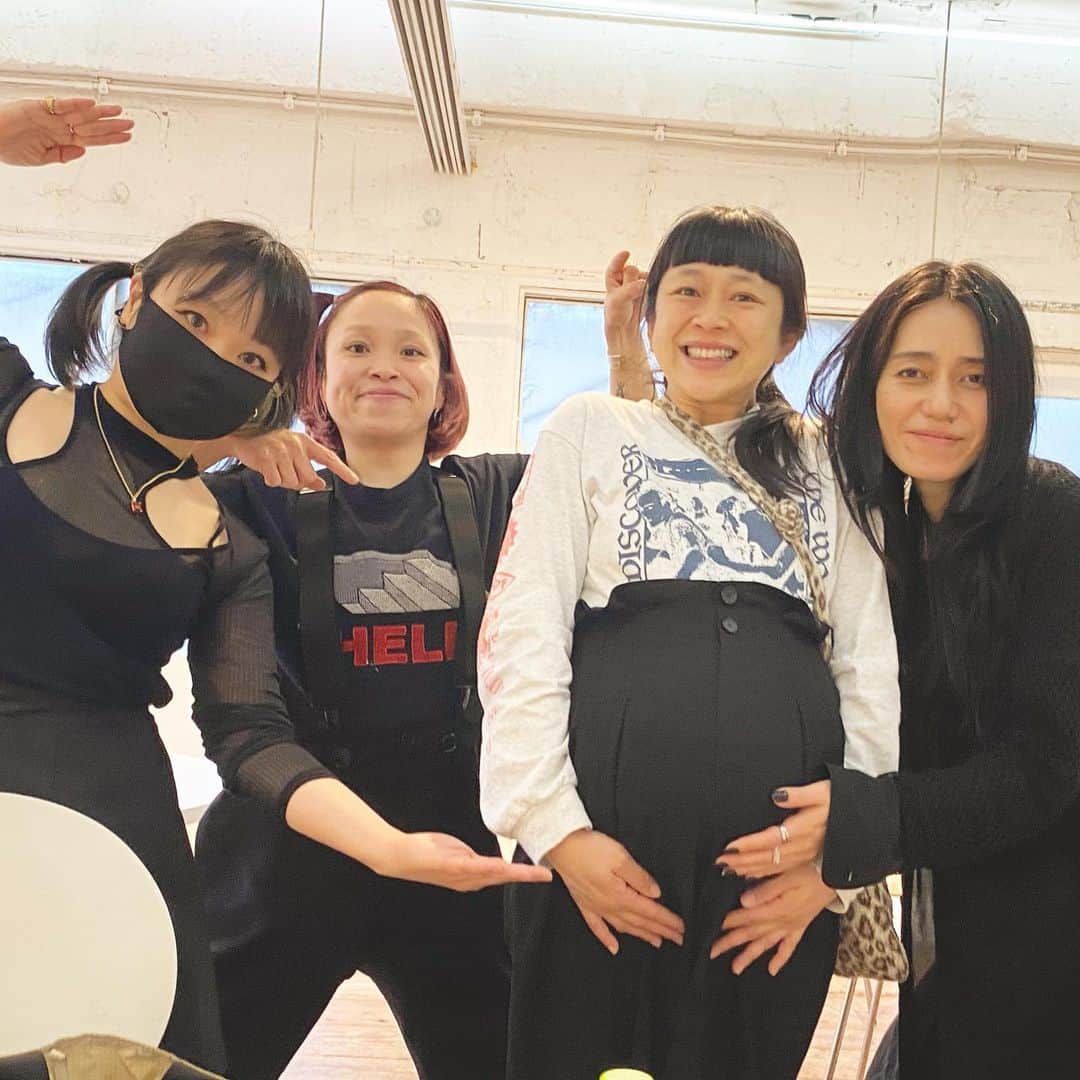 YOPPYのインスタグラム：「.  世界の人 @limiyamamoto  様の　展示会へ~~~~~  これまた りったんの作った　 @limifeu_official 様の　 衣類  それらは これでもか！って程　のかなりのロング生地で魅せる綺麗なドレープ　を エンドレスに演出 それらを着用すると　そこは浪速のパリジェンヌ  はい　この辺りでごめんなサイコロステーキ  その ドレープを無視し　目一杯　全ての生地幅　を全部立てる勢いで　私のお腹に　ドープドレープ  妊婦になってから　リミフーのお洋服達に　懺悔しながら　着用してます  ほんまはこんな見せ方嫌やんな ごめんな でも ちょっと生地引っ張らせてな　  そんな気持ち  ここにも 世界の手 ゴッドハンド　やまもっさん★  うちのベビーは えらい大物になるよ  エルエム大佐もいてくれたし♡  @eruhamadaraka @emuhamadaraka」