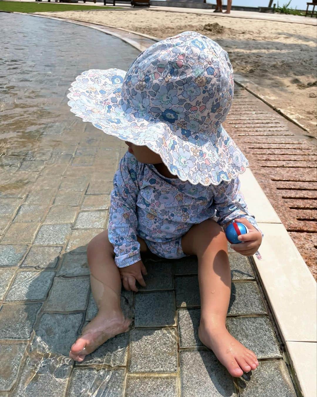 髙田麻紀子さんのインスタグラム写真 - (髙田麻紀子Instagram)「❤︎ . 子供達の春休みでダナンに来ています🌴✈️ . 娘の水着へのお問い合わせが多かったので投稿に残しておきます👙  リバティ柄の水着は @olivier_london のものですが、残念ながらブランドが去年末にクローズ😭  そしてさくらんぼ柄の水着は @jacadi_jp です🍒  娘用の浮き輪を購入するのを忘れていて、お兄ちゃんのパトカー😂  夏に向けて可愛い浮き輪を探してみたいと思います🛟 . #mydaughter #11monthsbaby #olivierlondon #jacadi #danang」4月5日 23時09分 - makikotakada