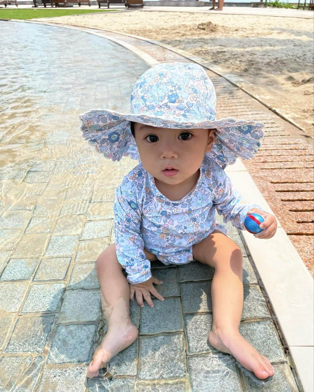 髙田麻紀子のインスタグラム：「❤︎ . 子供達の春休みでダナンに来ています🌴✈️ . 娘の水着へのお問い合わせが多かったので投稿に残しておきます👙  リバティ柄の水着は @olivier_london のものですが、残念ながらブランドが去年末にクローズ😭  そしてさくらんぼ柄の水着は @jacadi_jp です🍒  娘用の浮き輪を購入するのを忘れていて、お兄ちゃんのパトカー😂  夏に向けて可愛い浮き輪を探してみたいと思います🛟 . #mydaughter #11monthsbaby #olivierlondon #jacadi #danang」