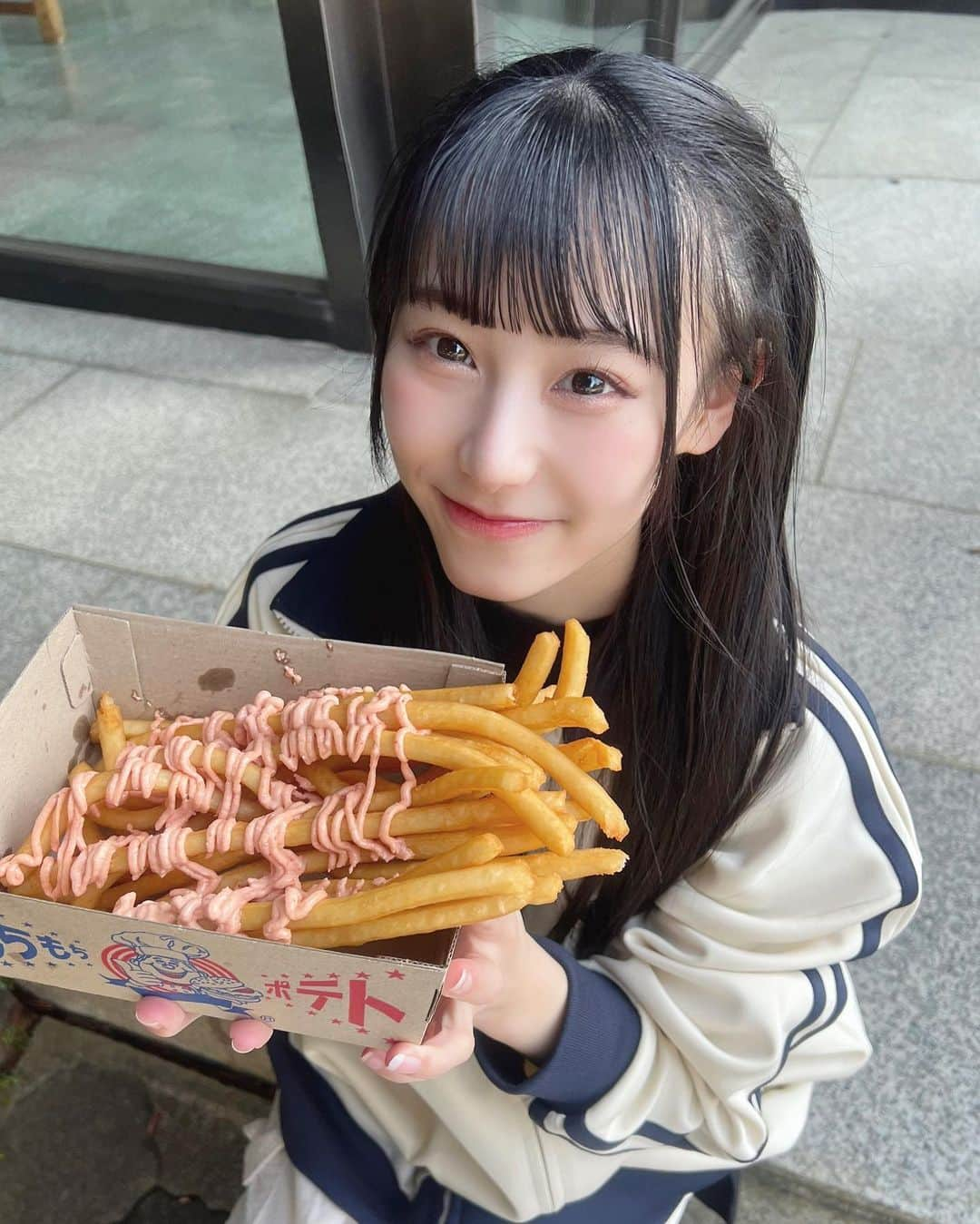 山崎玲奈さんのインスタグラム写真 - (山崎玲奈Instagram)「夏フェスで見つけたら絶対に食べるロングポテト🍟♡  これ美味しいんだよ〜！ 明太マヨ味食べたっ！」4月5日 23時12分 - yamazaki_reina