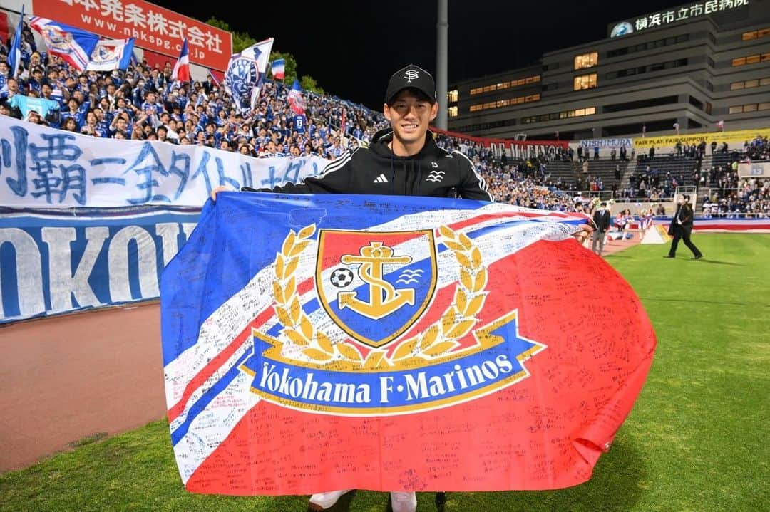 小池龍太さんのインスタグラム写真 - (小池龍太Instagram)「Nice game ❤️🤍💙🔥 勝利おめでとうございます！  そして、横断幕、メッセージ、チャントまで歌っていただき本当に嬉しかったです。  マリノスファミリーの応援はやっぱり凄いなと、改めて愛を感じました🙇‍♂️  正直、ありえないんだけど走れる気がしました。  そのくらいパワーを貰えたので、明日からまたリハビリ頑張ります🔥🤝  心から感謝してます！ ありがとうございます☺️  チームメイトもありがとうございました🫶  またすぐに会いましょう😎  #fmarinos #すべてはマリノスのために #13 #不屈の漢」4月5日 23時12分 - iamryu____k