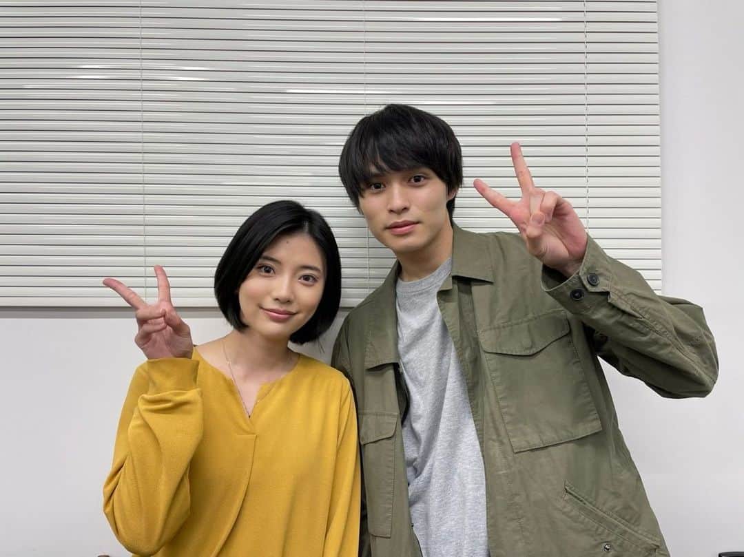 のインスタグラム：「. #消せない記憶 劇中で一緒のシーンが多かった兵頭くん。  兵頭くんの明るい所や場を和ませてくれる所、 芝居に対しての真剣な眼差しが西くんにそっくりで、 一緒にお芝居してて凄く楽しかったな。  4/7(金)には舞台挨拶に またまた登壇させていただきます！  時間は14:25〜と16:55〜、 園田監督、八木拓海くん、秋田ようこさんと お話しします♪  平日の昼間ではありますが、ご都合が合えば 是非劇場にてお待ちしております💐  #消せない記憶」