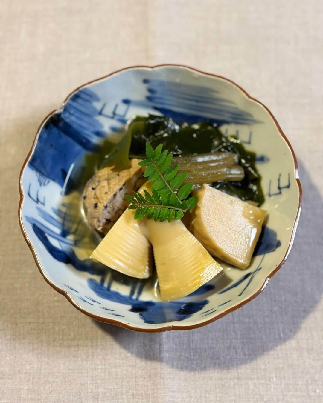末吉里花のインスタグラム：「鎌倉の小学生たちが掘ったという筍を煮物に。ふきは自宅の庭、木の芽は叔母の家の庭から。春のエネルギーを身体に取り込みます☺️  #homecooking #japanesefood #springhascome #筍の煮物 #家ご飯 #春の食材」