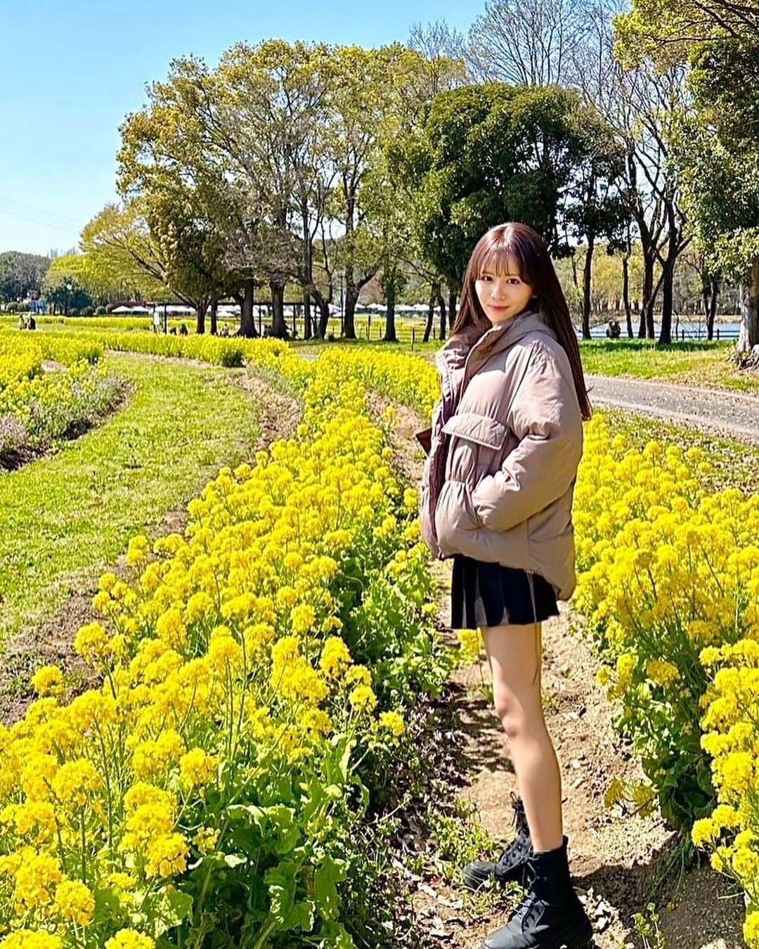 原望奈美のインスタグラム：「満開の桜🌸菜の花 春の花に囲まれてほっこり〜！  ちょっとだけ、まだ寒かった日。  ⁣今はもう葉桜になりはじめて 夏が来るぞ来るぞと感じてる☀️  ⁣ ⁣ ⁣ ⁣  ⁣ ⁣ ⁣ ⁣#花見 #桜 #桜スポット  #お花畑 #菜の花畑 #緑地公園 #ootd #ロングヘア #ロングストレート #ストレートロング #꽃 #벗꽃 #벗스타그램🌸  #艶髪 #fashion  #nagoya #makeup #イメージチェンジ #イメチェン #cherryblossom  #붙임머리 #헤어스타일 #헤어라인 #메이크업 #패션그램 ⁣ ⁣」