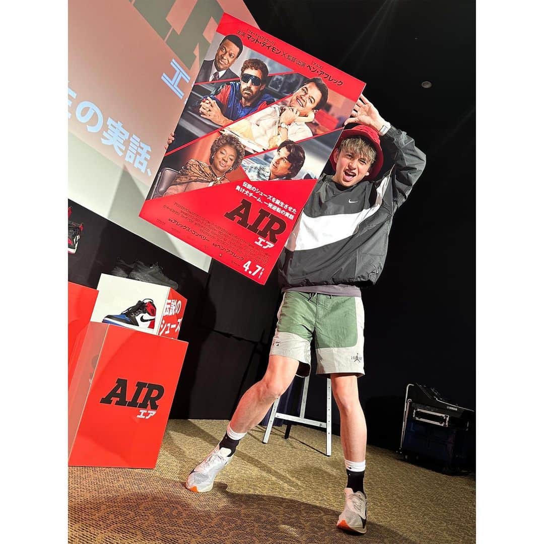 ハリー杉山のインスタグラム：「"AIR"  伝説のエア・ジョーダンはどう生まれたのか？時は1984年に戻り、コンバースとアディダスがバッシュの世界で燃え上がる闘いを繰り広げてた一方、NIKEは苦しんでました。  全てを変えたのはジョーダンとの出会い。 そもそもNIKEに対して否定的だった彼の心はどう変わったのか？ベン・アフレック、マット・デイモンが魔法を吹き込んたこの作品には、会社の未来を賭けたNIKEの情熱と涙、意外な挫折、葛藤を1984年の音楽と共に伝えてくれます❤️  そこで本日は公開に向けて三代目 J SOUL BROTHERS from EXILE TRIBEから  スニーカーを愛する山下 健二郎さんと  ただただエア・ジョーダンとNBAを語り倒すイベントでした⭐️  ディスプレイはほとんど山下さんご自身の愛するジョーダンです😂  圧倒的に時間が足りなかったでした👾  ちなみに僕は 私服のジョーダンと @off____white のコラボショーツなどでコーディネートしましたが  あえて外しを目指し 究極の新作 VAPORFLY 3を合わせました🏃🏻‍♂️😂  Great fun talking Air Jordans and basketball with the release of "AIR" in Japan coming up on the 7th  Who digs my look with the newest Vaporflys? 😂⚡️⚡️  @niketokyo」