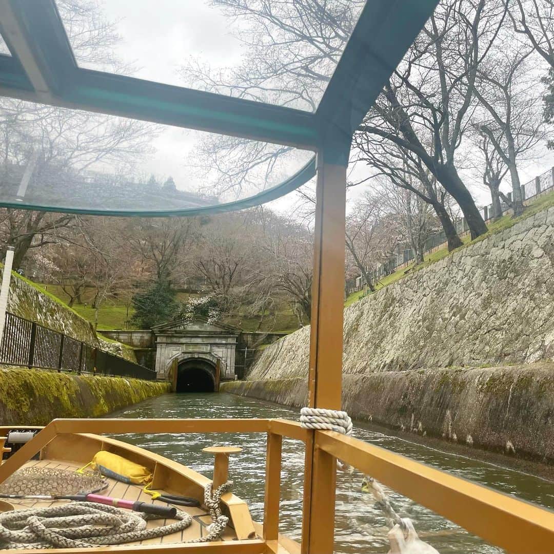 前田彩名さんのインスタグラム写真 - (前田彩名Instagram)「大津〜蹴上まで、びわ湖疏水船の旅🚤  第1トンネルの長さと竪坑の迫力に驚き、 ガイドさんの語りを聞いていると 明治の先人たちへ感謝の想いでいっぱいに。 歴史を学ぶというのは良いものですね。 トンネルを抜ける前には ほのかな明るさの中にピンク色！ 桜並木が続く感動が待ち受けていました🌸  私が乗船したのは期間前だったので まだ満開ではなかったものの、 木によっては見頃を迎えていて、 それはそれは良い景色でした🌸 菜の花とのコントラストも素晴らしい💯 それも、地元の方が植えてくださってるそうです！ お散歩中、こちらに向かって 手を振ってくださる方も多く、 地元の方々に愛されてるんだなぁと感じました☺️  ゆくゆくは琵琶湖から出発するという目標のため、 今クラウドファンディングも募っていらっしゃいます！  広大な琵琶湖から蹴上まで、 まさに疏水とともに流れゆくって どんな感じだろう🤔！！  上りと下りでスピードや見える景色が変わるそうなので、 蹴上発の便も気になる🚤✨ 毎年 春と秋の期間限定で、大人気です。 GWはまだ空きがあるとのことでしたが、お早めに！  #琵琶湖疏水 #びわ湖疏水船  #琵琶湖疏水の桜  #蹴上インクラインの桜」4月5日 23時27分 - ayana.maeda