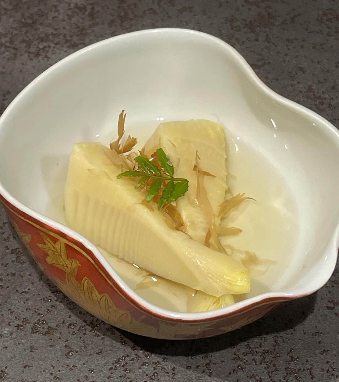 橋本志穂さんのインスタグラム写真 - (橋本志穂Instagram)「暗闇ですっぴん。怖くてすみません💦 夜中に庭で山椒摘み。。 庭の山椒に新芽がたくさん出てました❣️ わーい🙌  いただいた京都の筍、すぐに水煮にし、 その日のうちにあれこれ調理しました。  穂先の柔らかい部分は 「おいしい白だし」で 上品に炊きました。  日本自然発酵のおいしいシリーズ、 これがあると私でも プロ級な味に仕上がります😜  庭の山椒の新芽を アクセントに〜  中程の部分は 半月に切って、 土佐煮っぽく。  「おいしい味だし」を 切らしていたので フツーの麺つゆとお砂糖で煮ました。  硬い部分は 細かく切って‼️ 醤油と砂糖とみりんで きんぴらに〜。  それぞれに味や食感を変えて〜。  でもこの夜は 夫は会食でいなかったの💦 せっかく京味の西さんの遺品をわけていただいた器に盛り付けたんだけどな。 普段自分だけなら 鍋のまま食べちゃうところですがー😙 筍は特別です❣️  たくさん作り置きして 粗熱とれるのは待ったけど、 夫の帰宅は待たずに寝たのですが〜。  朝起きたら 食べた形跡が‼️  早いうちに味見してもらえて 作った甲斐がありました。 手前味噌な話ですが、 朝、「筍我慢できず食べた」と言われて 嬉しかったです。  #旬 #筍 #たけのこ #料理 #日本自然発酵 #おいしい白だし #おいしい味だし #きんぴら #土佐煮」4月5日 23時29分 - shihohashimoto3