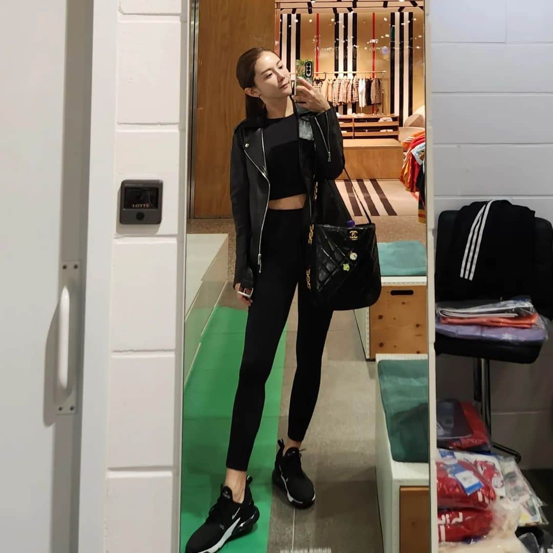 ユ・ハナのインスタグラム：「내 샤네루가방에 귀염둥이가 포켓몬스티커를 붙히고 나서부터 너무 귀여워서  더 열심히 들고다님😄  붙힐땐 살짝 동공지진올뻔했지만, 한달 정도는 안떼봐야지이」