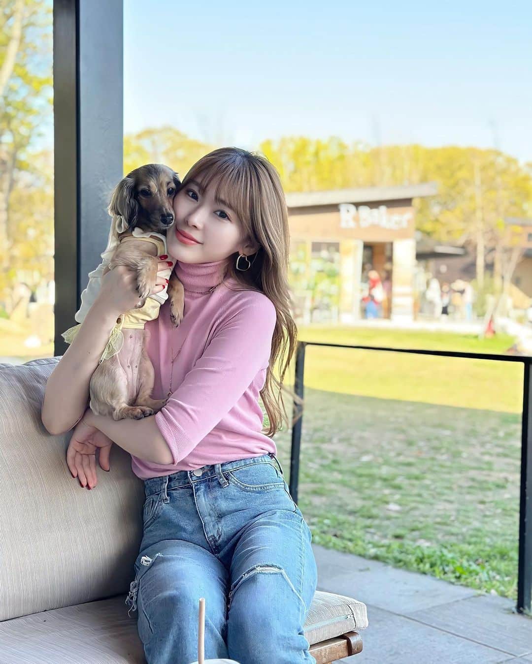 藤川沙弥のインスタグラム：「この日はポカポカで リンと一緒にお花見に🐶🌸  マツエクお直しへ💛 @teenkarbel  丁寧に施術してくださるので いつもお任せでお願いしてます🪄 担当は赤穂さん✨」