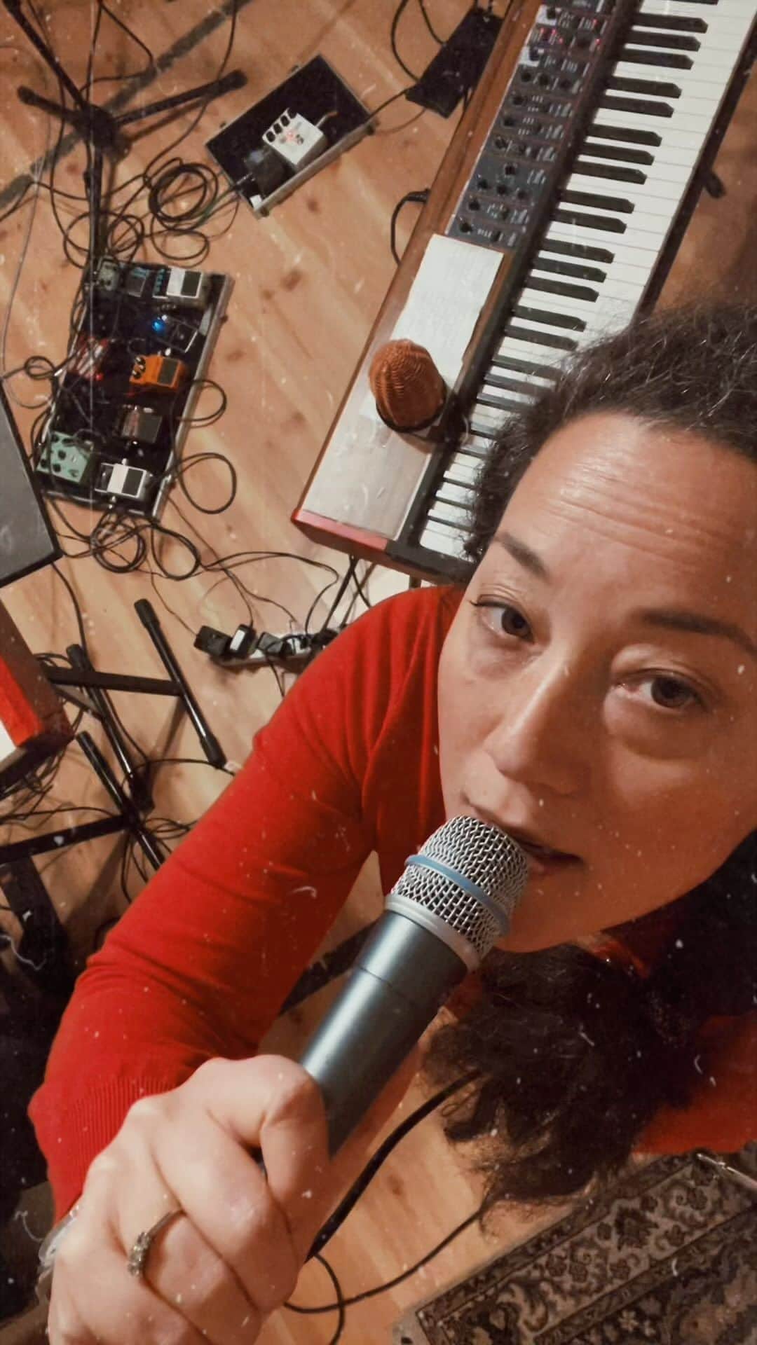マイア・ヒラサワのインスタグラム：「Har nu repat stenhårt med mina fina nya musiker i bandet; Anna och Josef. Ida och Wille är inte borträknade men ibland går inte allas scheman ihop. Är så taggad och glad inför vårt första gig ihop 15/4 på @scalateaternkarlstad  Kommer bli amazing 💕. Biljetter finns kvar fortfarande så haffa nu!  Maia: sång, gitarr, piano Anna Berglund: sång, synthar, bas  Josef Ask: sång, trummor, gitarr  Ps märkte att det inte går att sjunga med halsen klämd åt fel håll. Allt för bra kameravinkel 😆」