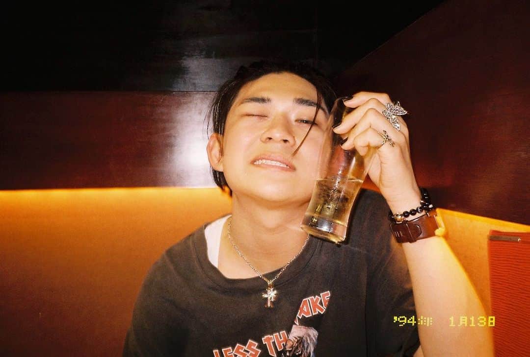 のインスタグラム：「一回しかない人生を今は 最高に楽しめてる気がするよ  いつ死ぬか分からない人生 明日何が起こるか分からない。  事故に遭うかも 災害が起きるかも… 友達だったり家族の身に何か起こるかもしれない  人見知りとか色々人それぞれあると思う。 悩みとか考えとか信念など それはすごく大切だと思います。  その一方で明日はあるか分からないんだからこそ 笑顔で笑ってるだけでいいから  最高に笑って 生きていきたいです。  例えば、 あなたに今大嫌いな人が居たとしても、 好きになろうとしなくて良いと思います！ 無理に話しかけたり、機嫌を取ったりね。  自分の人生が大きなキャンバスだと思って これから出逢ってく人や音楽 好きなもの全てがカラーだと思って 真っ白なキャンバスに色を乗せて 最高のアートにして  終わりを迎えたいです。」