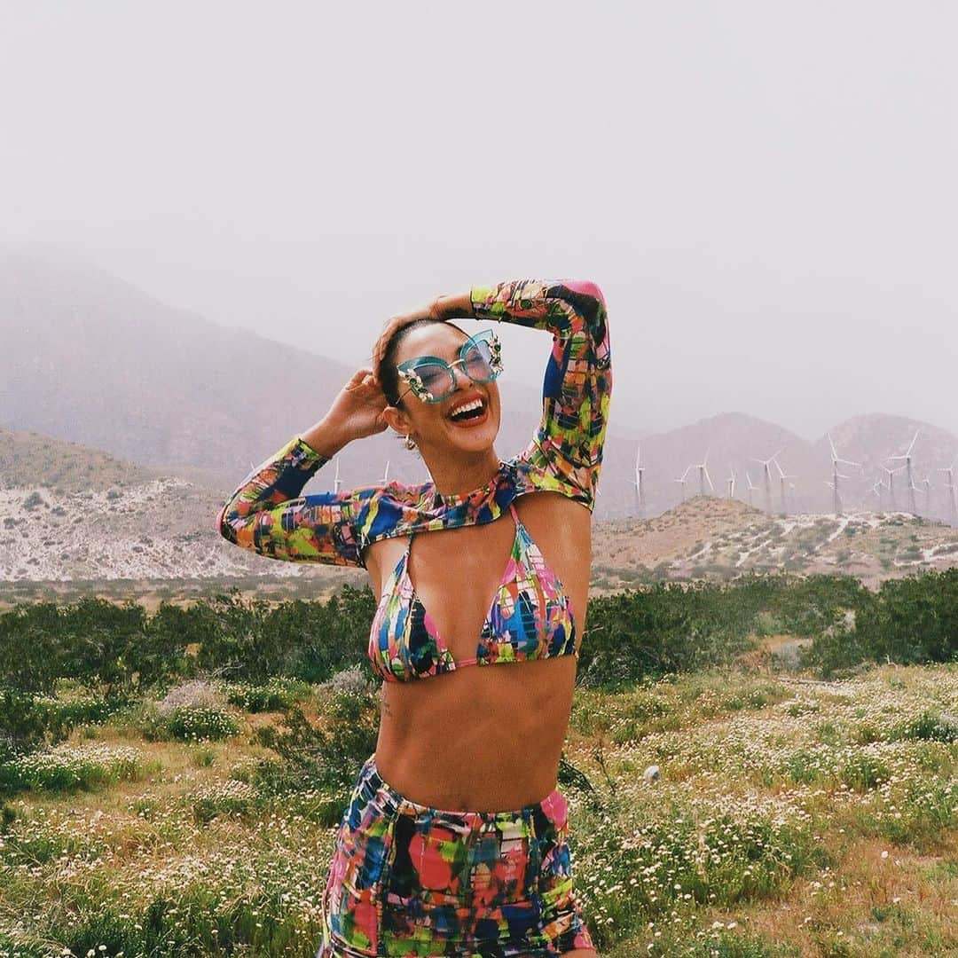 ジョーディン・テイラーのインスタグラム：「Faux-chella 🌸」
