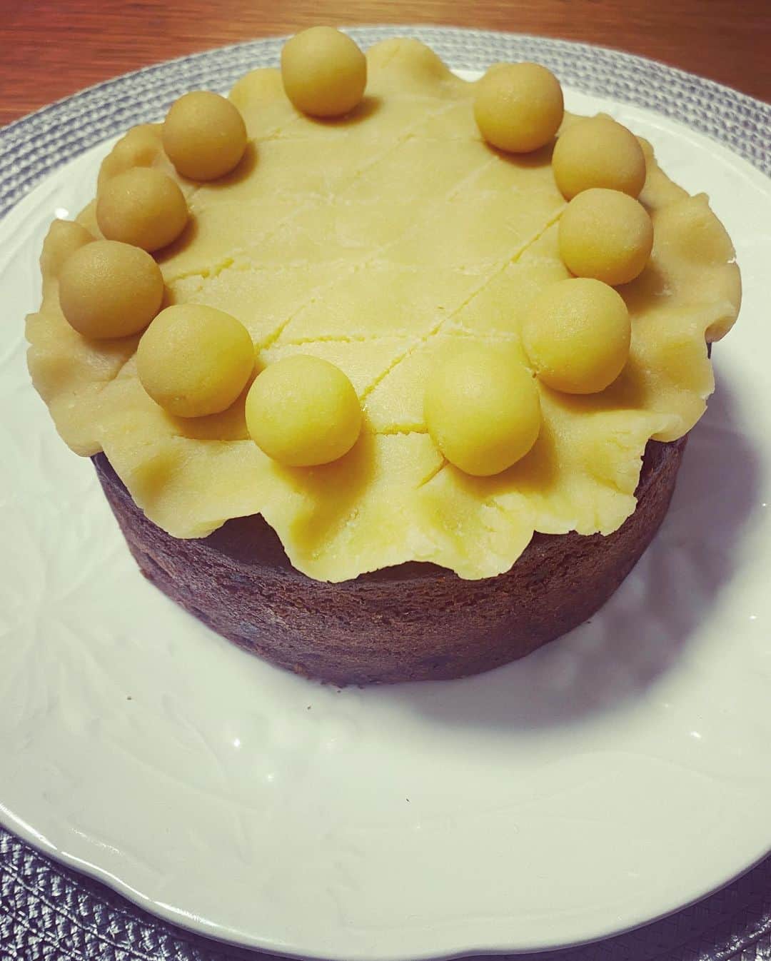 田添菜穂子さんのインスタグラム写真 - (田添菜穂子Instagram)「モンクレ @morningtoncrescenttokyo のステイシーさんに昨日はイースターのお菓子、シムネルケーキを教えてもらいました。  イースターのお菓子はイギリスはホットクロスバンズやもちろん卵形チョコがポピュラーで、シムネルケーキは今や珍しいんだそう。私もイギリスに居た頃に見たことはなかったんだけど、ステイシーさんがベーカリーで売っていて美味しかったので作ってみたくなったのでした！  お酒に漬けたドライフルーツがたっぷり入っていて、クリスマスのケーキのようだけど、少し軽い感じが春っぽいかもしれません。上のマジパンも甘くてとっても美味しかったです！！  上に載せてある11個のボールは、キリストの12使徒からユダを除いた11人を表したものだそう。ユダの場所だけ空いてるのも、なんだか匂わせる感じで面白いですよね。 イースターだけに、ボールは卵との関連説もあるのだとか。  お祭りに関連した食べ物は由来を聞くのも楽しいですね！ 最初の2枚の写真は、試食したステイシーさんのお手本。 最後は、私が家でマジパンをのせて最終的にデコレートしたもの。使徒さんたちは、もっと真ん中に寄せたらよかったなあ😅 それでも楽しいファーストトライでした✨  #simnelcake #britishsweets #happyeaster #eastersunday #eastercake」4月5日 23時50分 - nahokotazoe