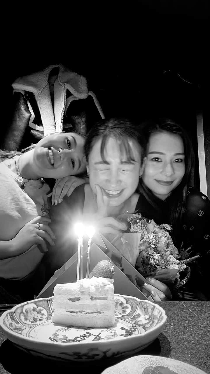 のインスタグラム：「Happy happy birthday @sachi_fujii_official 💕✨🥳 何年もお祝いできて幸せ〜 会話がどんどん口悪くなっていく〜 最高〜🤣」