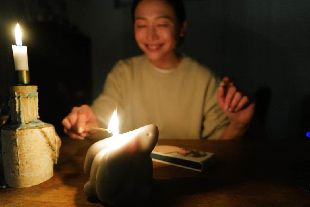 黒沢祐子さんのインスタグラム写真 - (黒沢祐子Instagram)「干支のものを置くとよいということで ウサギ形のキャンドルをオーダー かなり経ってから届いたので宇宙元旦前日に火を灯した🐇  愛くるしいフォルムがたまらないが背中からロウがただ漏れ かわいいと機能的は別のハナシ😂  #life #鎌倉暮らし #キャンドル好き」4月5日 23時43分 - yukowedding