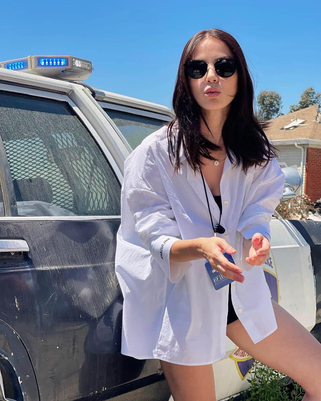 Ozge Gurelのインスタグラム：「Güneşli tatil fotoğraflarına bakıyorumdur🦦😒」
