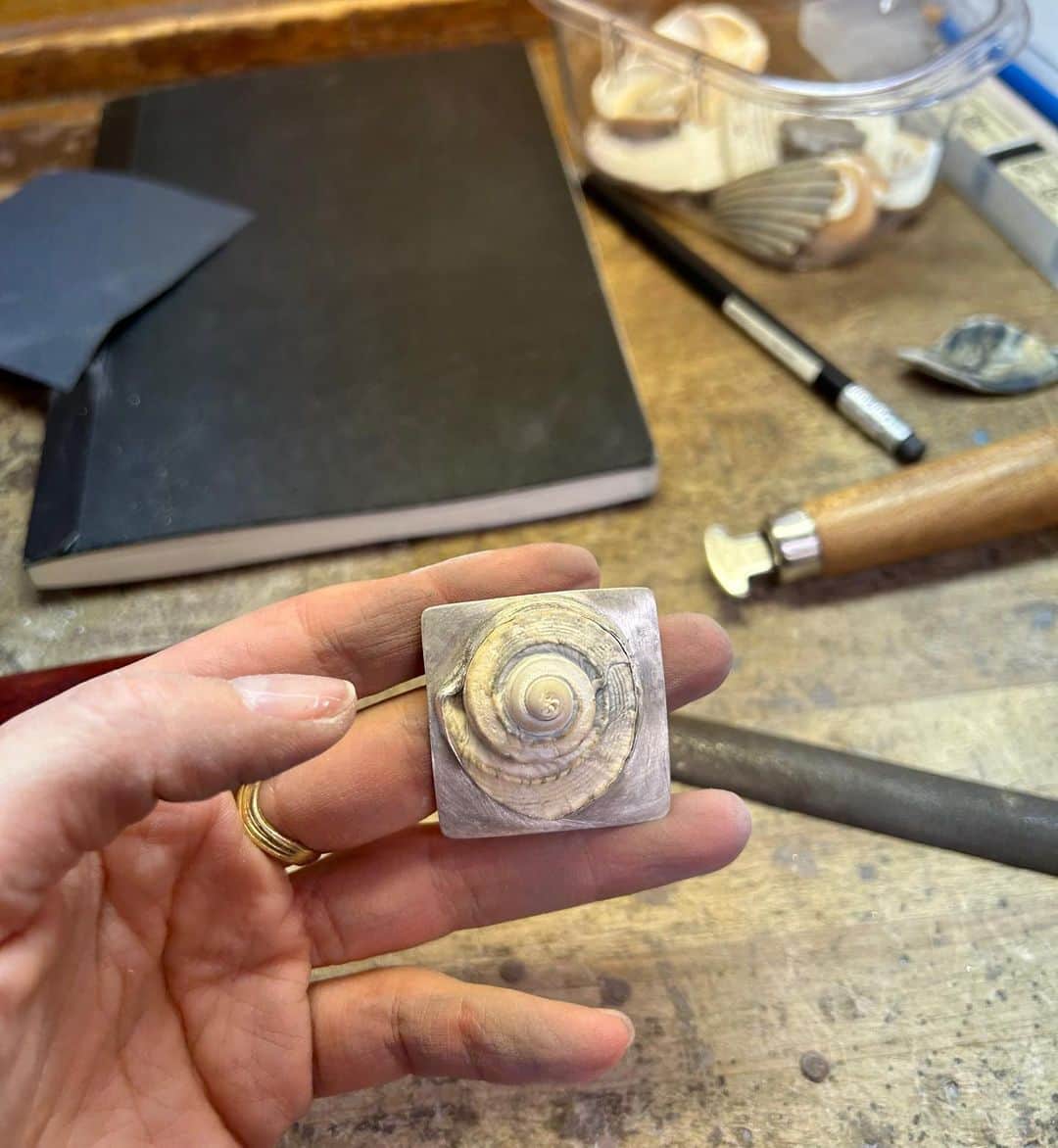 マヤ・ステッパーのインスタグラム：「Unpolished, hand sculpted bezel setting, using silver and this lovely lil shell I collected on the beach🌀」