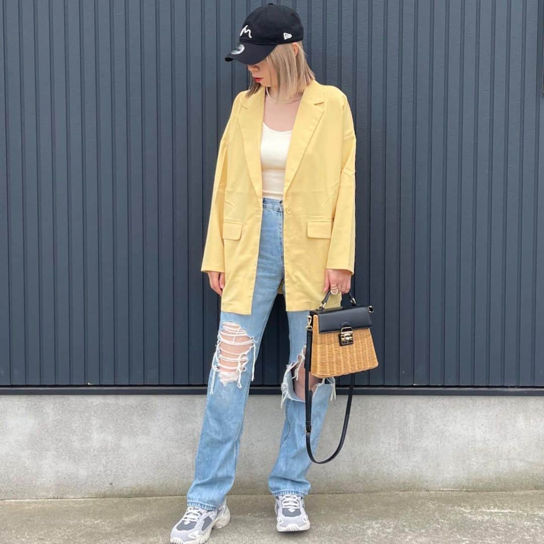 ryuu79hinaのインスタグラム：「#ootd 𓈒 𓏸𓈒𓂂𓂃♡ ・ ・ 暖かくなるとカラーもの着たくなるよね〜💛 このジャケットびっくりするくらい軽くてサッと羽織れて💯👏🏻~♡ ・ ・ ━━━━━━━━━━━━━━━━━━━━━━━━━━ #amail#アマイル#ニューエラ#ニューエラキャップ#キャップコーデ#キャップ女子#antiqua#アンティカ#ニューバランス#newbalance#ml725#スニーカー女子#スニーカーコーデ#Sneaker#スニーカー好きな人と繋がりたい#instagood#コーデ記録#ジャケットコーデ#ユニクロコーデ#uniqloコーデ#ユニクロデニム族#ユニクロ#デニムコーデ#amerivintage#大人カジュアル#カジュアルコーデ#きれいめカジュアル#着回しコーデ#코디스타그램」