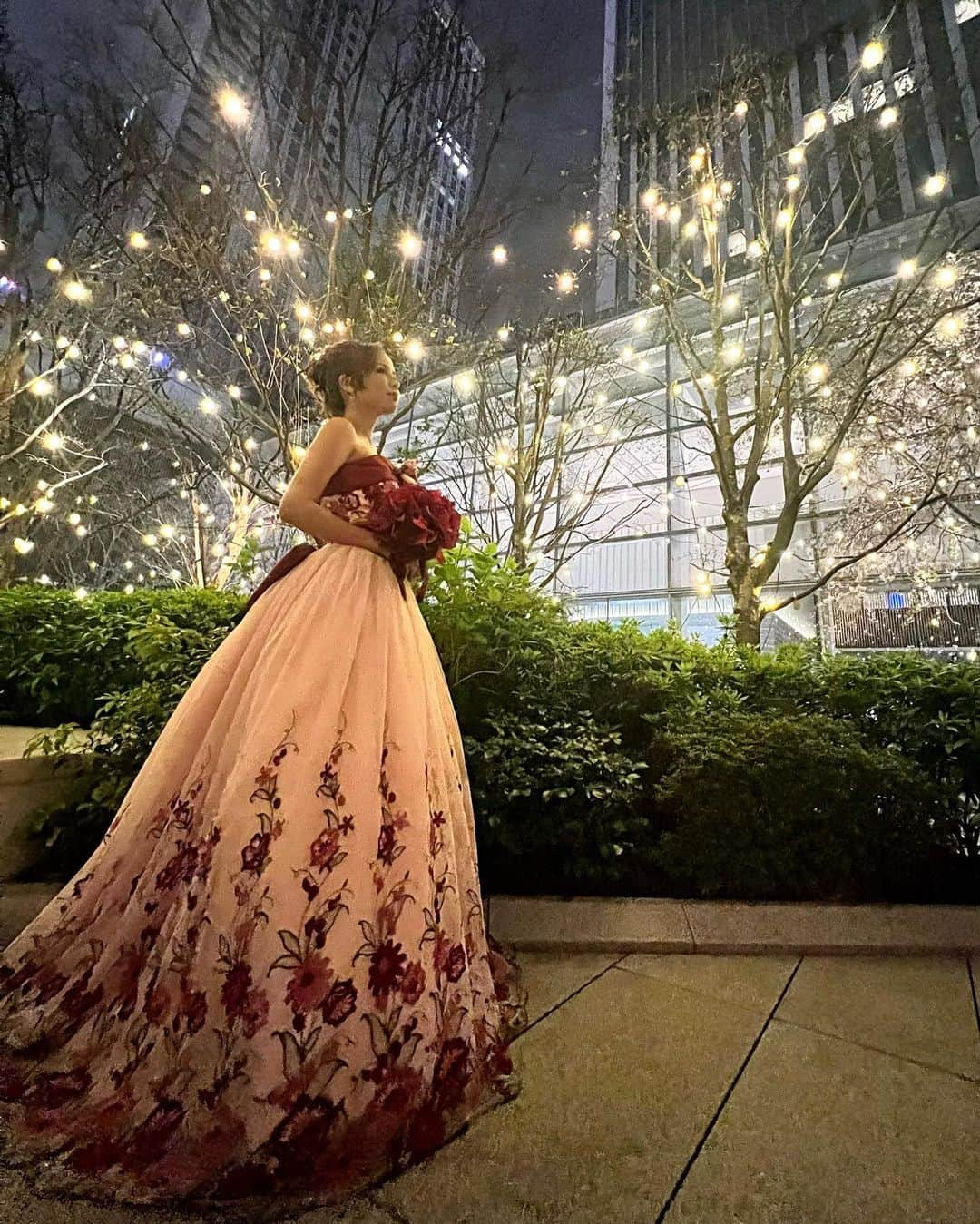 DJ NANAのインスタグラム：「ご縁がありGATEHOUSEで開催された 三重のレンタルドレスMiu様主催の Dress Experience Photo Sessionに参加してきました👗💗  Miu様アカウント▶︎ @rentaldress_miu   好きなウエディングドレスを選んで プロのメイクさん、ヘアセット師さんにセットしてもらって おしゃれで映えな @the_gatehouse の中で 撮影ができるとゆうイベント📸  私はピンクにお花柄の可愛いドレスをきたよ💐  今回のイベントではネックレスやブーケなど 小物も選び放題だったのが嬉しかったなぁ✨  私はフォトセッションだけ参加したけど ドレス姿のままGATEHOUSEのディナーを 頂くプランもあって そっちの方がより非日常を楽しめるかも😉  今回はフォトセッションでしたが Miu様のドレスはもちろん結婚式でのレンタル可能です！ 披露宴、前撮り、イベント、MV撮影、 アーティスト写真等レンタルの際は Miu様のアカウントへDMしてね💌  #レンタルドレス #レンタルドレスMiu #三重県 #ドレスフォトセッション #GATEHOUSE #名古屋 #名駅 #駅ビル #ウエディングドレス #フォトセッション #映え空間 #ウエディングヘア」