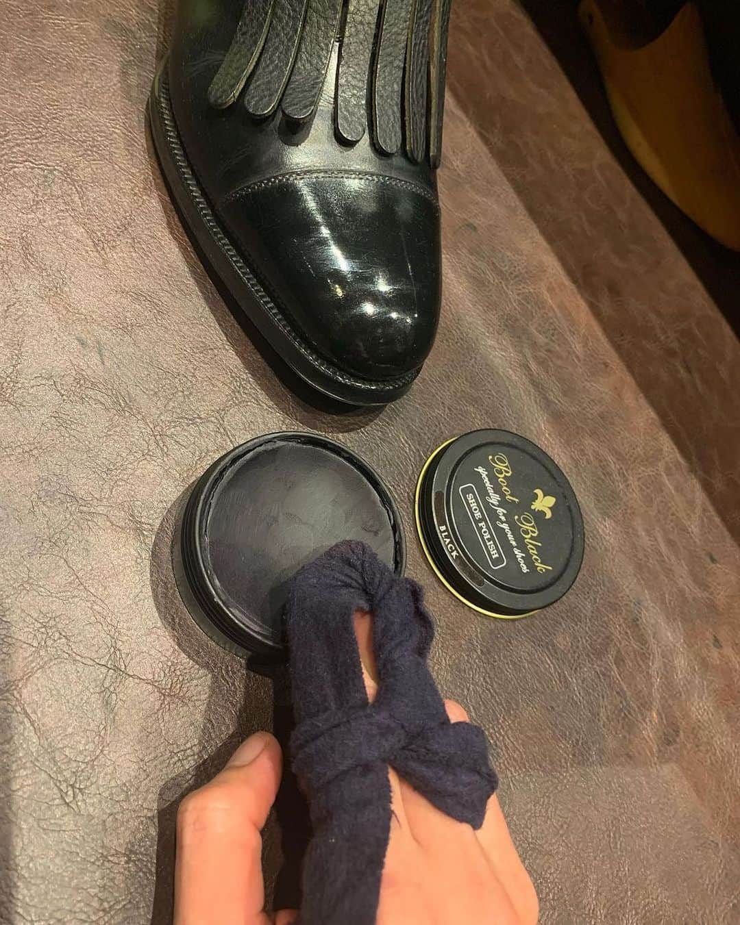 bootblack_officialのインスタグラム：「Boot Black Shoe Polish ⚜️ An oil based polish for when you want to add luster. Creates robust water repelling on the leather surface.  Photo by : @theglacagebyresh 🇹🇭  #bootblackshoeshine#bootblackshoecare#highshine#shoecare#shoeshine#shoepolish#shoegazing#shoestagram#leathershoes#madeinjapan#japanmade#japan#bangkok#thailand#classicshoes#dressshoes#shoegram#mirrorshine#shoeaddiction#shoeaddict」