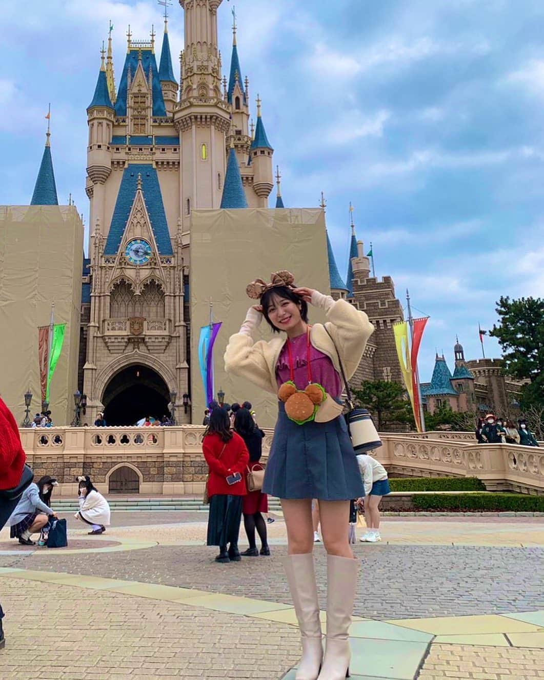 赤崎月香のインスタグラム：「・ 芸能界は引退します。 （申し遅れました、ごめんなさい。）  たくさんの人にお世話になりました。 感謝してもしてもしきれません。  少しでも応援してくれた方のために、もう少しSNSは続けようと思ってます📲  そして久しぶりのディズニーランドは工事中でした。🏰」