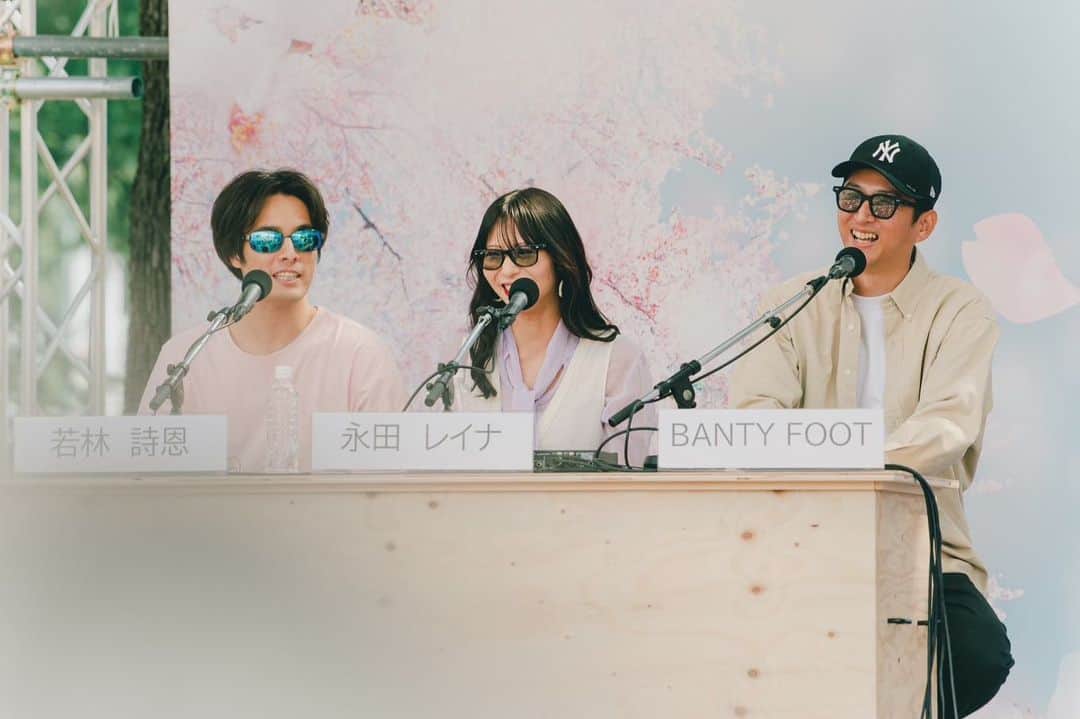 永田レイナのインスタグラム：「どうも、ZIP-FM Friday Night Trioです。  ZIP OHANAMI STATION ありがとうございました〜 会場に来てくれた たっっっくさんの人のお顔 久しぶりにみられてうれしかったです。  また会おう🌸  #zipfm #ZIPOHANAMI」