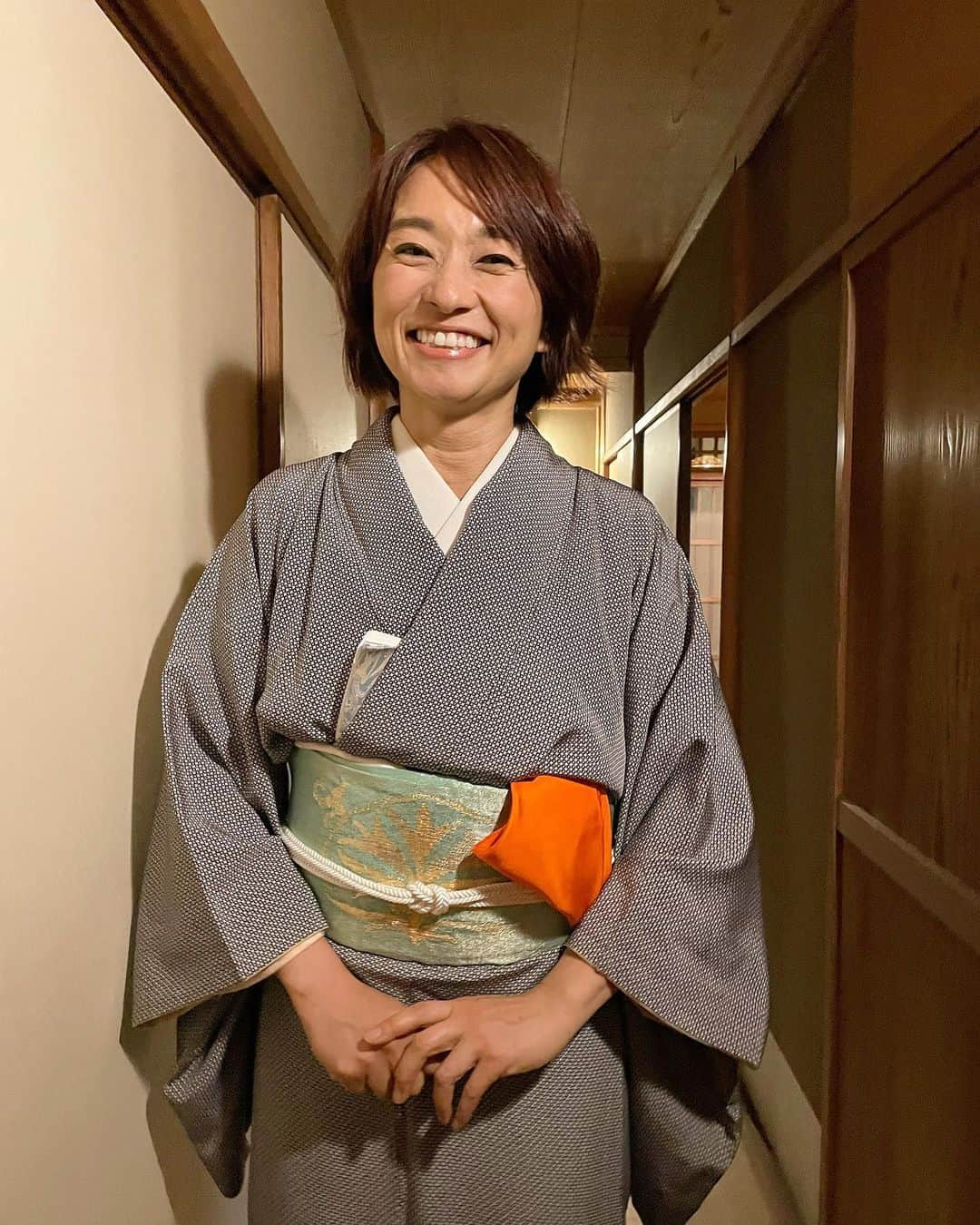 住吉美紀さんのインスタグラム写真 - (住吉美紀Instagram)「バースデイ亭主、無事終了！見よ、このやりきった顔（笑)お茶のお稽古茶事、3時間の亭主をなんとか務めきった。汗かいてなんか髪も着物もヨレヨレだけど！ やー、楽しかったぁぁぁ！ 間違えたりもちょこちょこしましたが、 でも、ベストを尽くし。 大好きなことを必死にがんばるこの充実感が最高。 このような体験をさせてくださる先生に心より感謝。 一緒に茶事を運んでくれたお水屋やお客様チームのみなさんも、素敵な仲間に恵まれ… なんと幸せなのだろう！ しかも、それがたまたま、半世紀の誕生日と重なるだなんて。  こんなに幸せな50歳のバースデイのイベントはない！ どんな大パーティよりも満たされ、 忘れられない人生の記念。 締めは、これまた大好きな #銭湯 で。 もう、この上ない！  #茶の湯 #mywayoflife」4月6日 0時00分 - miki_sumiyoshi