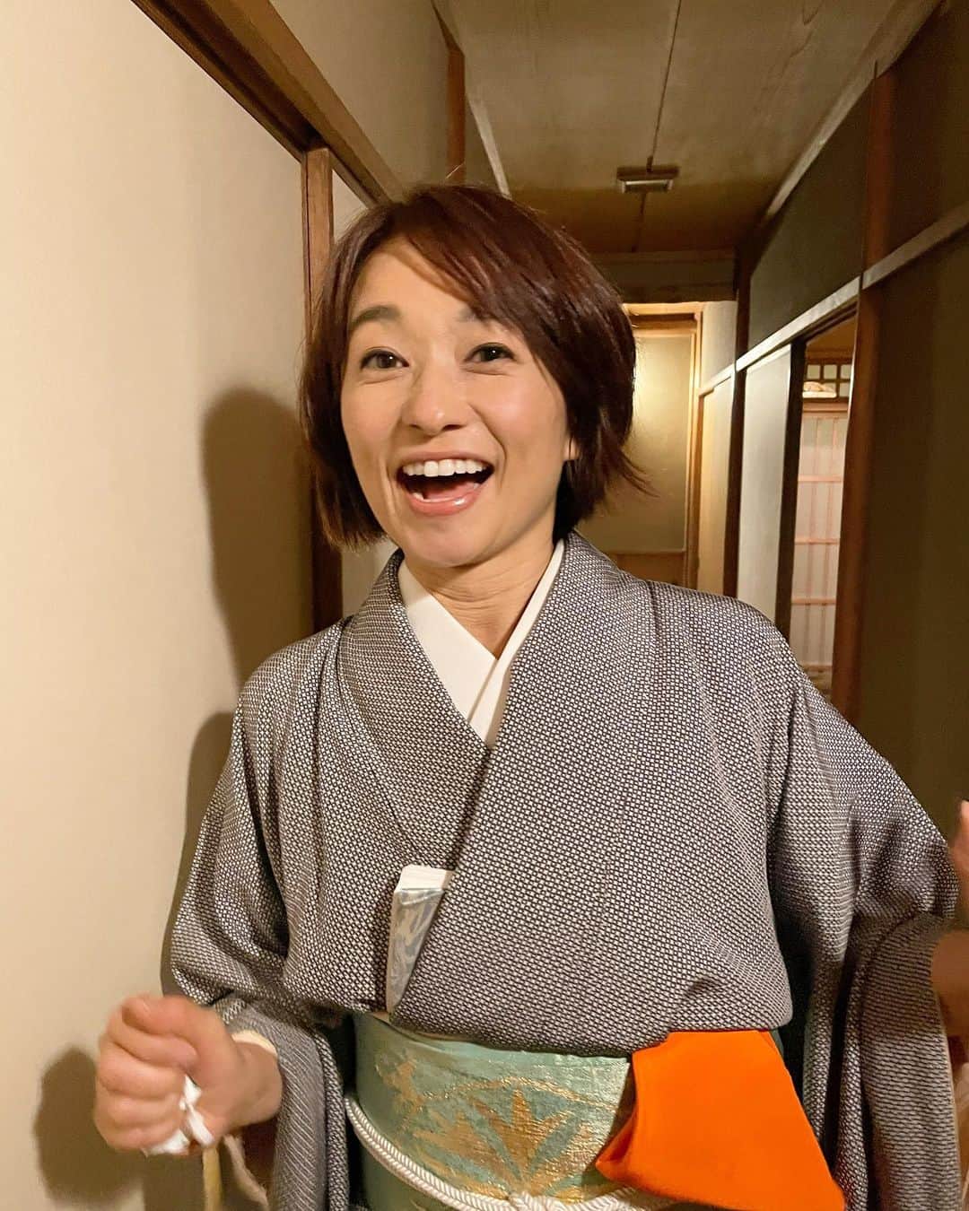 住吉美紀さんのインスタグラム写真 - (住吉美紀Instagram)「バースデイ亭主、無事終了！見よ、このやりきった顔（笑)お茶のお稽古茶事、3時間の亭主をなんとか務めきった。汗かいてなんか髪も着物もヨレヨレだけど！ やー、楽しかったぁぁぁ！ 間違えたりもちょこちょこしましたが、 でも、ベストを尽くし。 大好きなことを必死にがんばるこの充実感が最高。 このような体験をさせてくださる先生に心より感謝。 一緒に茶事を運んでくれたお水屋やお客様チームのみなさんも、素敵な仲間に恵まれ… なんと幸せなのだろう！ しかも、それがたまたま、半世紀の誕生日と重なるだなんて。  こんなに幸せな50歳のバースデイのイベントはない！ どんな大パーティよりも満たされ、 忘れられない人生の記念。 締めは、これまた大好きな #銭湯 で。 もう、この上ない！  #茶の湯 #mywayoflife」4月6日 0時00分 - miki_sumiyoshi