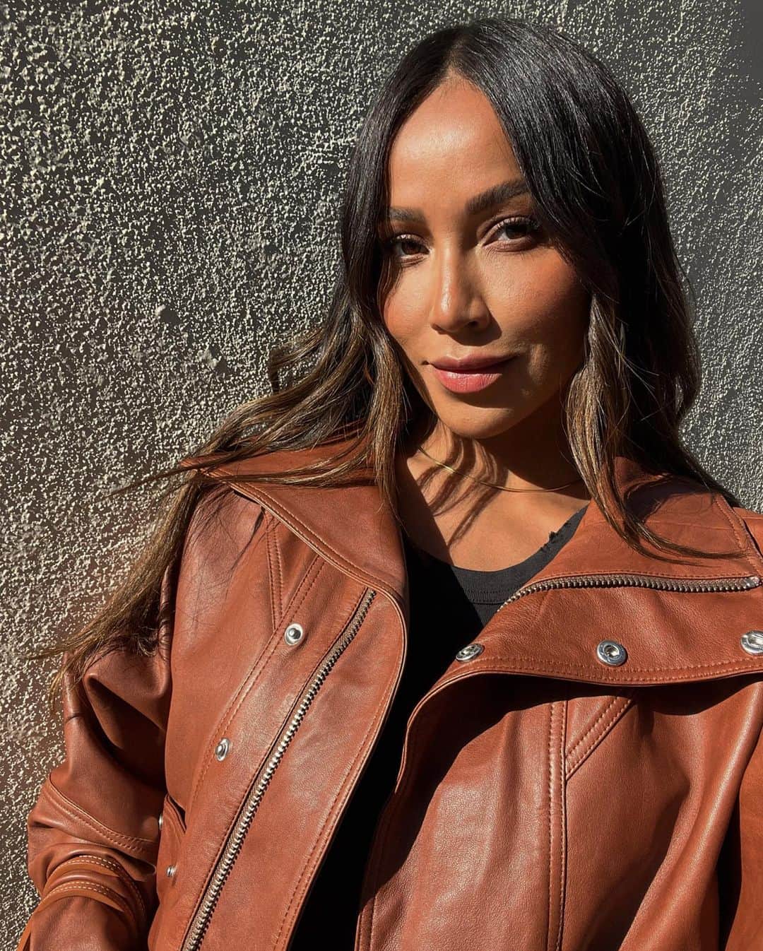 ジュリー・サリニャーナのインスタグラム：「One thing about pregnancy I’m loving is my fuller lips- my mom even thought I got fillers! She’s silly! My lips have gotten fuller, I’ve gotten new freckles and have grown lot of baby hair, love it! ✨  Brows and lashes by my cousin @beautybyfiorela 💕」